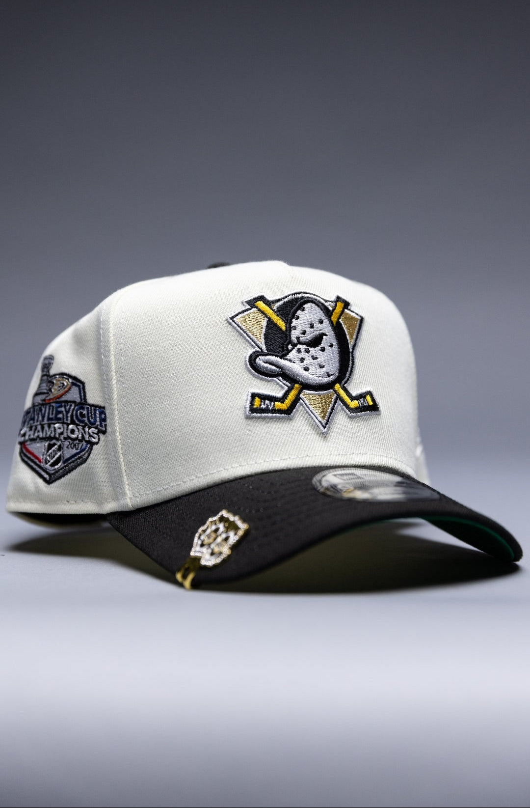 NEW ERA 9FIFTY A-FRAME CHROME/BLACK ANAHEIM DUCKS SNAPBACK W/ STANELY CUP CHAMPIONS SIDE PATCH