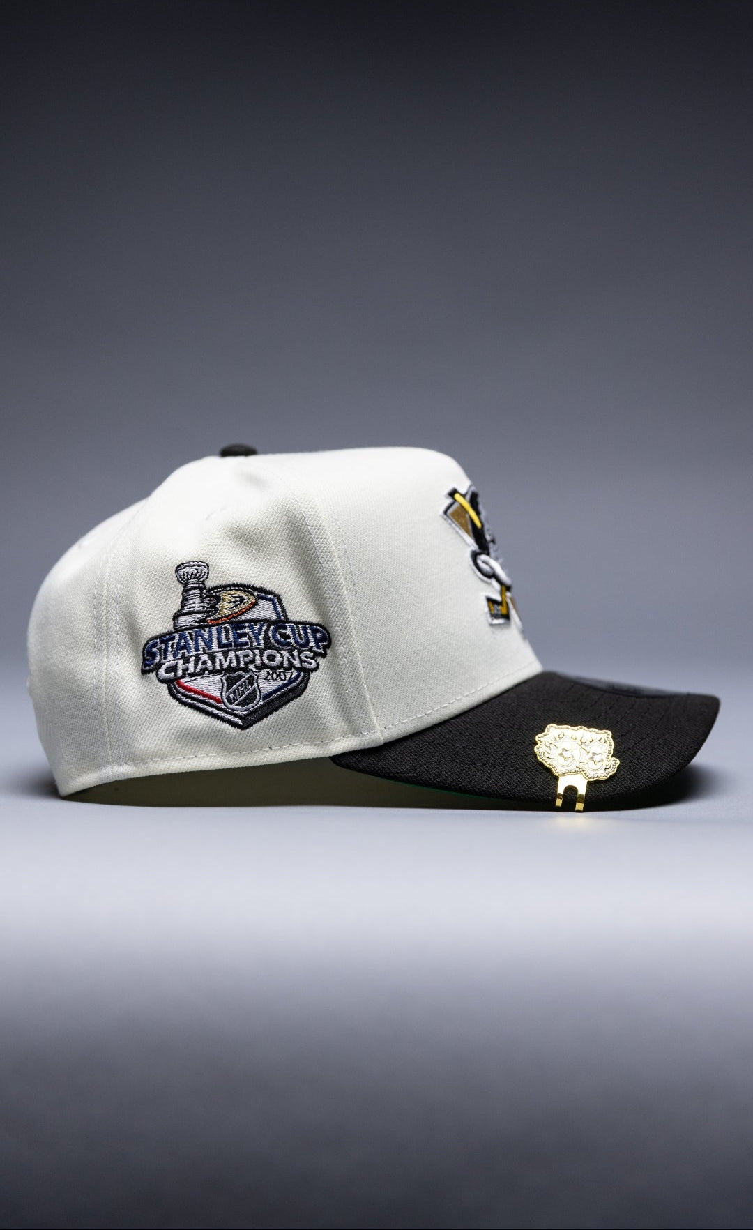 NEW ERA 9FIFTY A-FRAME CHROME/BLACK ANAHEIM DUCKS SNAPBACK W/ STANELY CUP CHAMPIONS SIDE PATCH