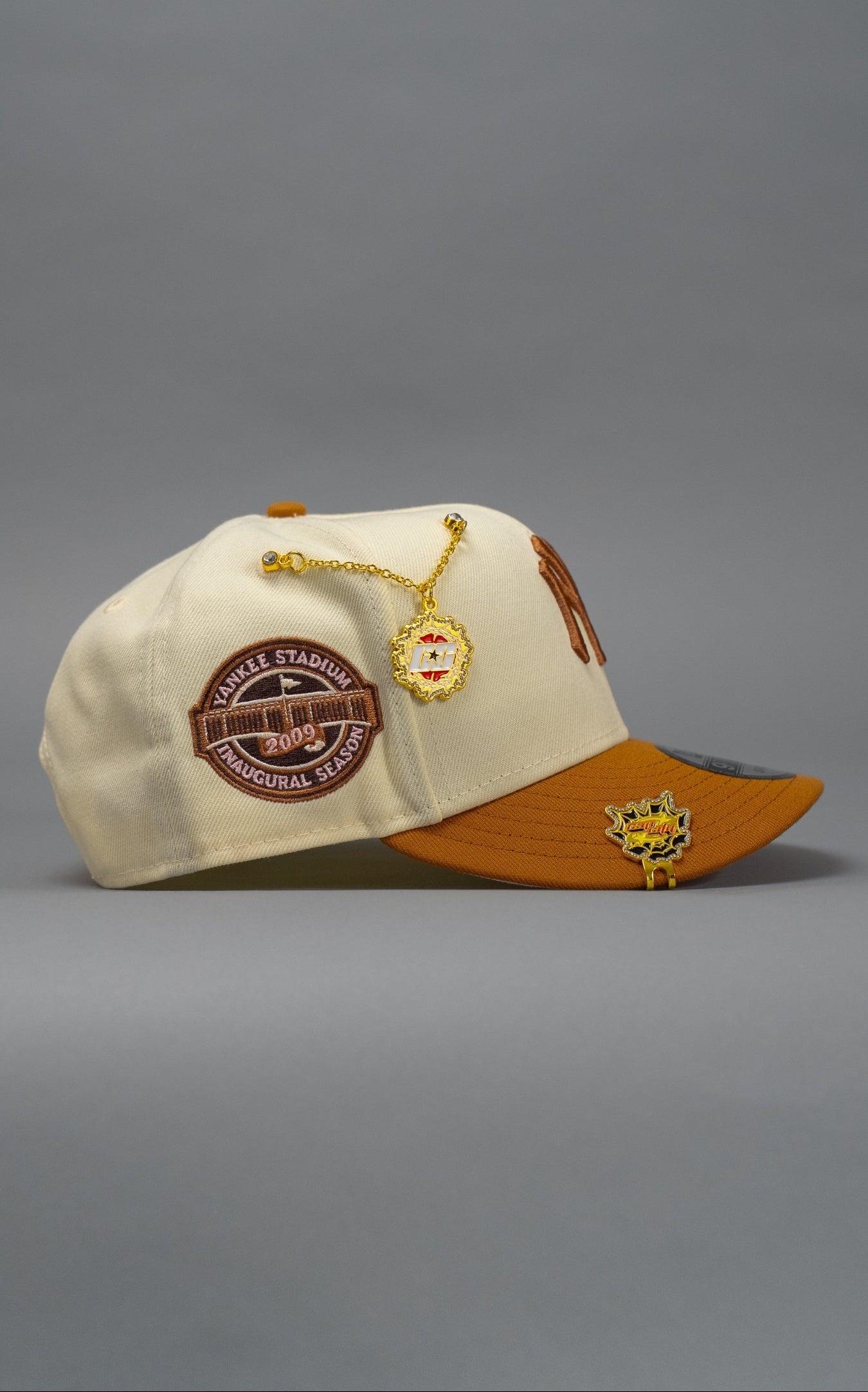 NEW ERA EXCLUSIVE 9FIFTY CHROME/KHAKI NEW YORK YANKEES SNAPBACK W/ 2009 INAUGURAL SEASON SIDE PATCH