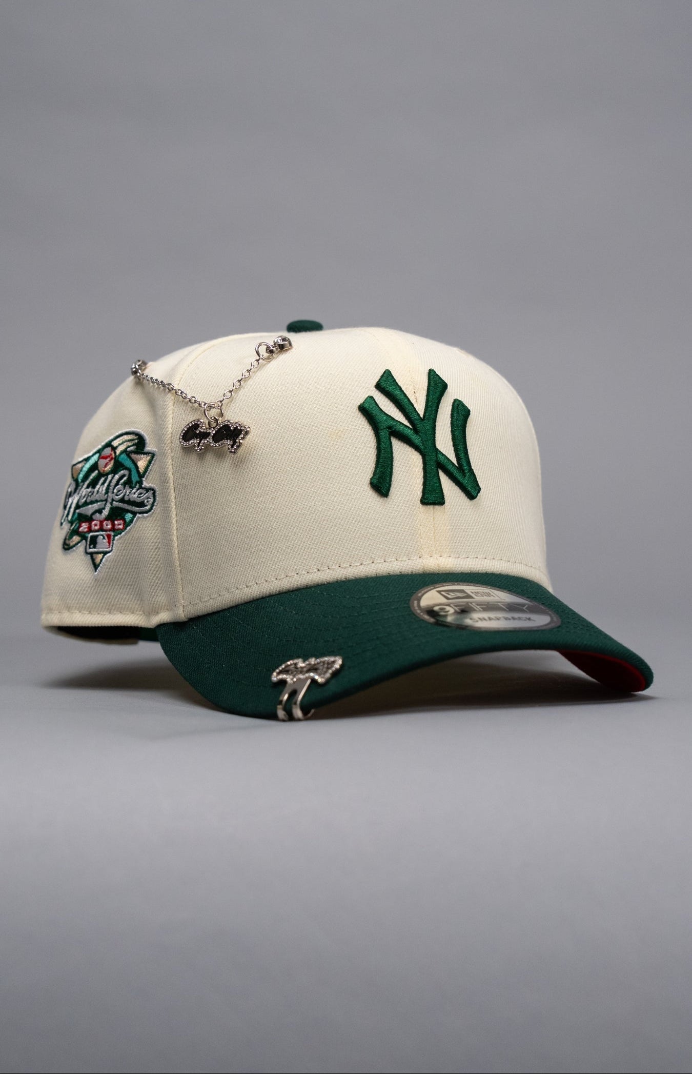 NEW ERA EXCLUSIVE 9FIFTY CHROME/FOREST GREEN NEW YORK YANKEES SNAPBACK W/ WORLD SERIES SIDE PATCH