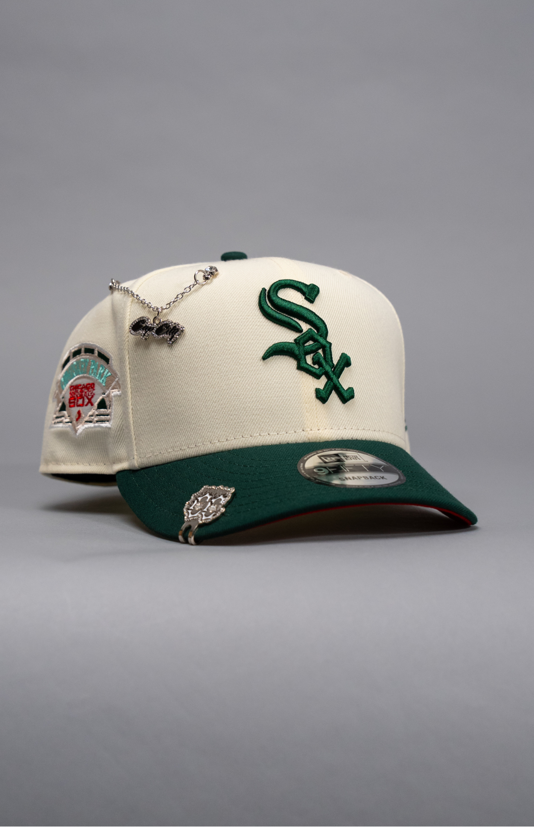 NEW ERA EXCLUSIVE 9FIFTY CHROME/FOREST GREEN CHICAGO WHITE SOX SNAPBACK W/ COMISKEY PARK SIDE PATCH