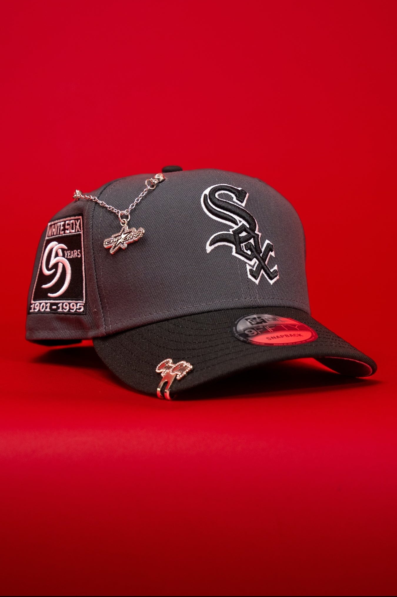 NEW ERA EXCLUSIVE 9FIFTY GREY/BLACK CHICAGO WHITE SOX SNAPBACK W/ 95TH ANNIVERSARY SIDE PATCH