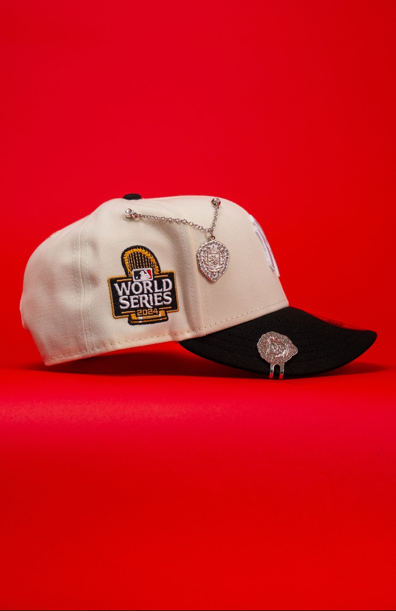 NEW ERA EXCLUSIVE 9FIFTY CHROME/BLACK NEW YORK YANKEES SNAPBACK W/ 2024 WORLD SERIES SIDE PATCH