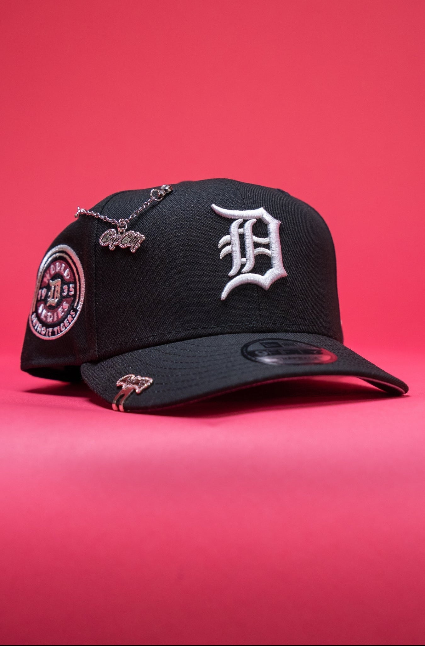 NEW ERA EXCLUSIVE 9FIFTY BLACK DETROIT TIGERS SNAPBACK W/ 1935 WORLD SERIES SIDE PATCH
