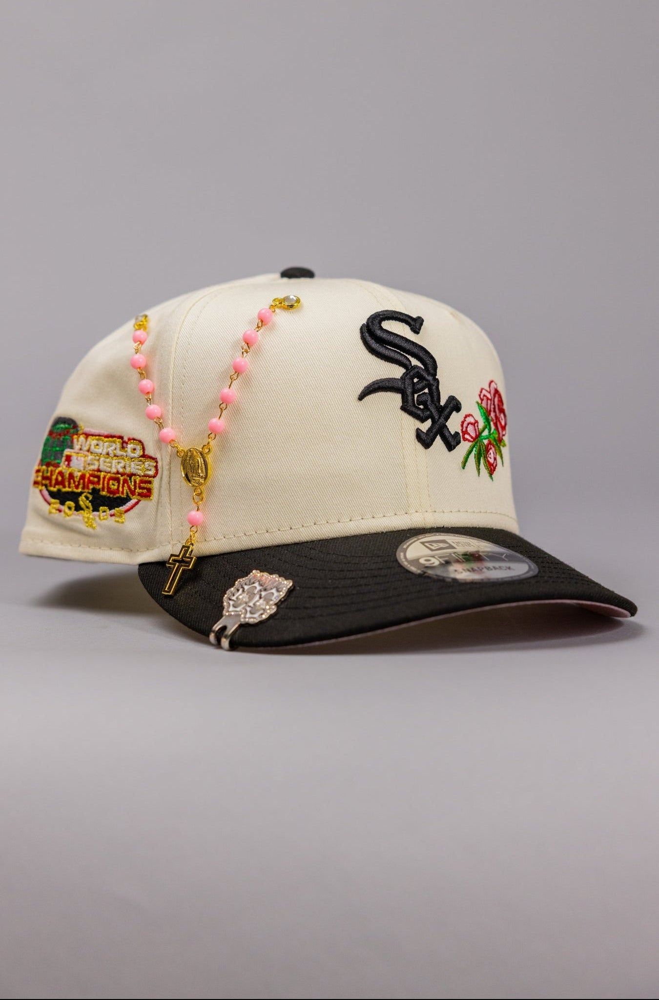 NEW ERA EXCLUSIVE 9FIFTY CHROME/BLACK CHICAGO WHITE SOX SNAPBACK W/ ROSE + WORLD SERIES CHAMPIONS SIDE PATCH
