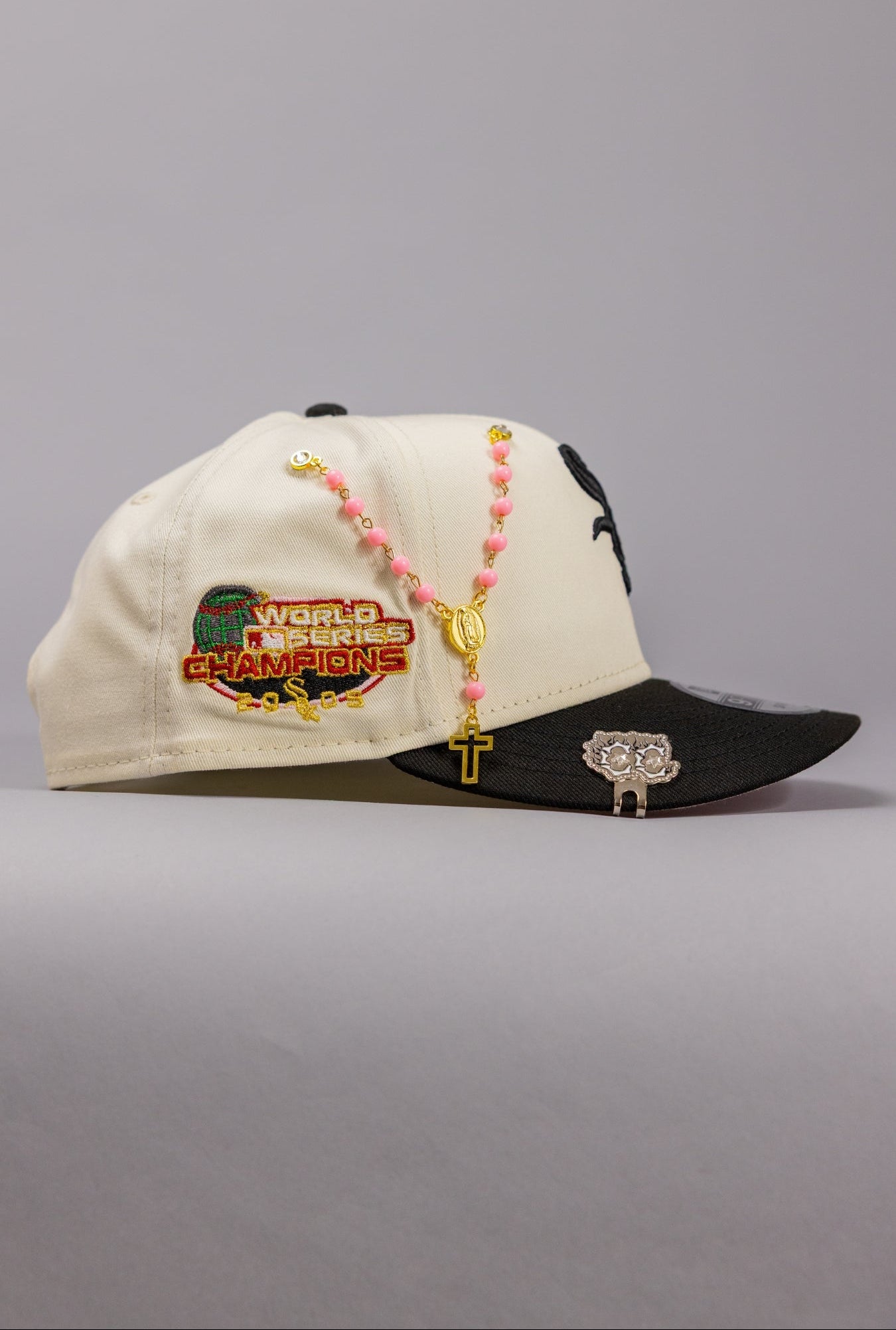 NEW ERA EXCLUSIVE 9FIFTY CHROME/BLACK CHICAGO WHITE SOX SNAPBACK W/ ROSE + WORLD SERIES CHAMPIONS SIDE PATCH