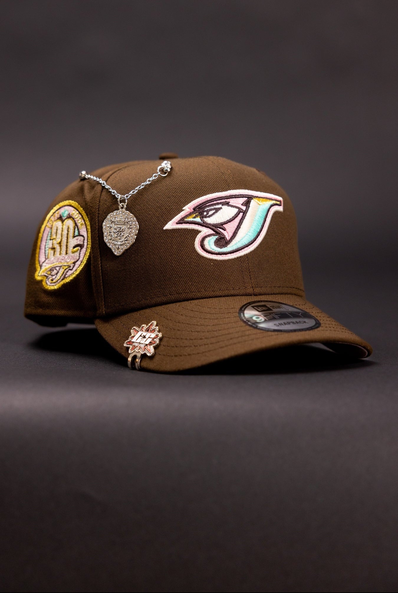 NEW ERA EXCLUSIVE 9FIFTY DARK BROWN TORONTO BLUE JAYS SNAPBACK W/ 30TH SEASON SIDE PATCH