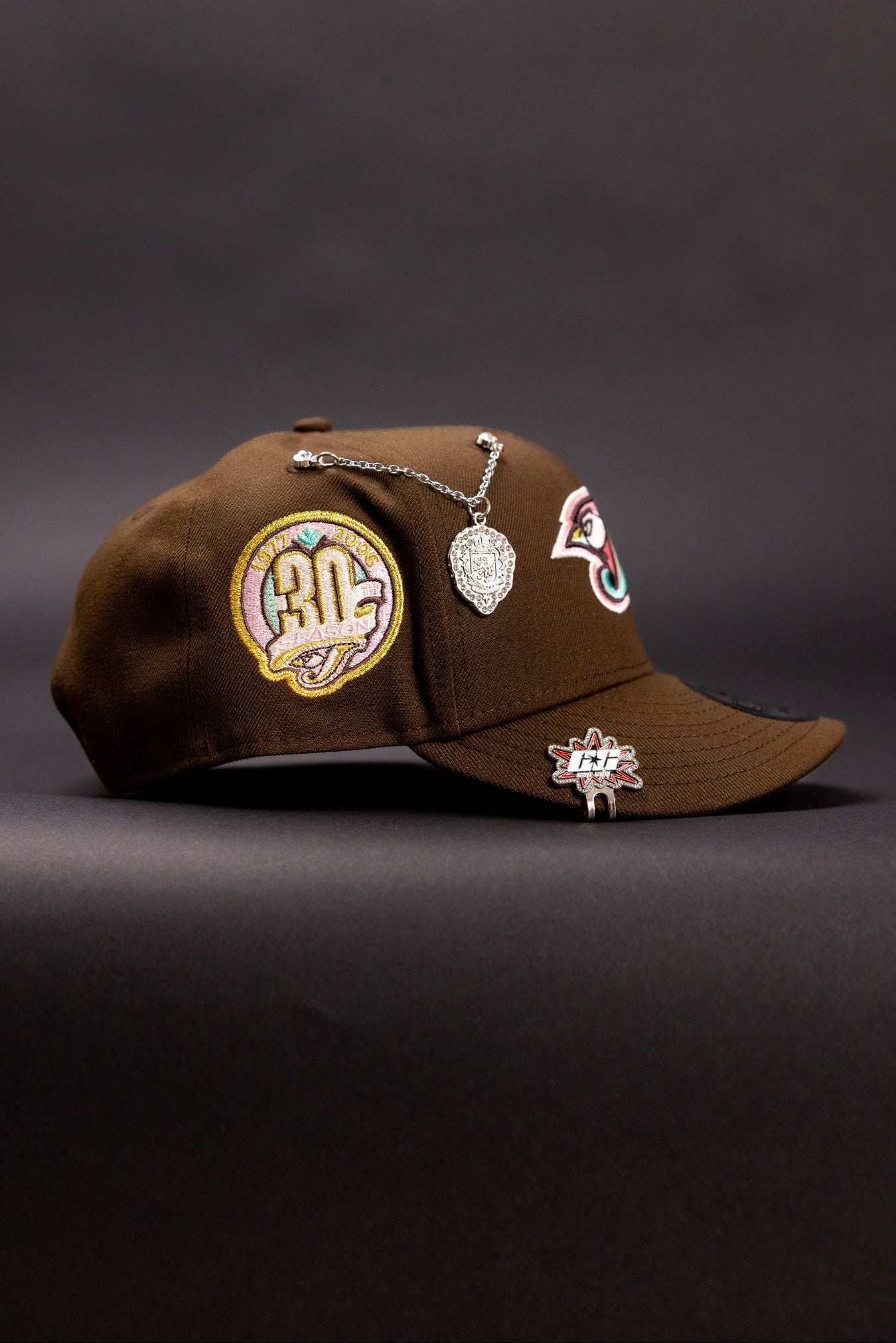 NEW ERA EXCLUSIVE 9FIFTY DARK BROWN TORONTO BLUE JAYS SNAPBACK W/ 30TH SEASON SIDE PATCH