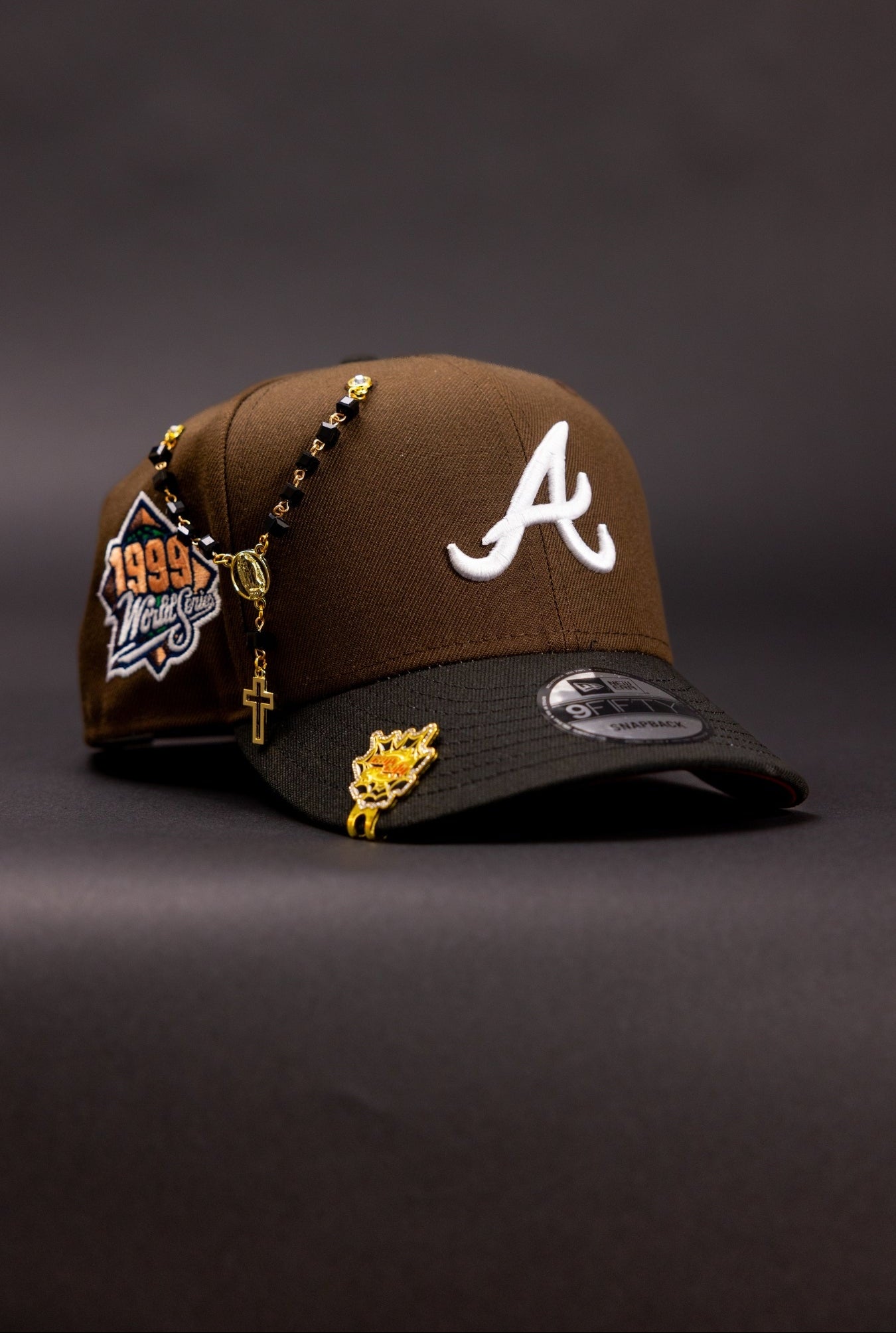 NEW ERA EXCLUSIVE 9FIFTY BROWN/BLACK ATLANTA BRAVES SNAPBACK W/ 1999 WORLD SERIES SIDE PATCH