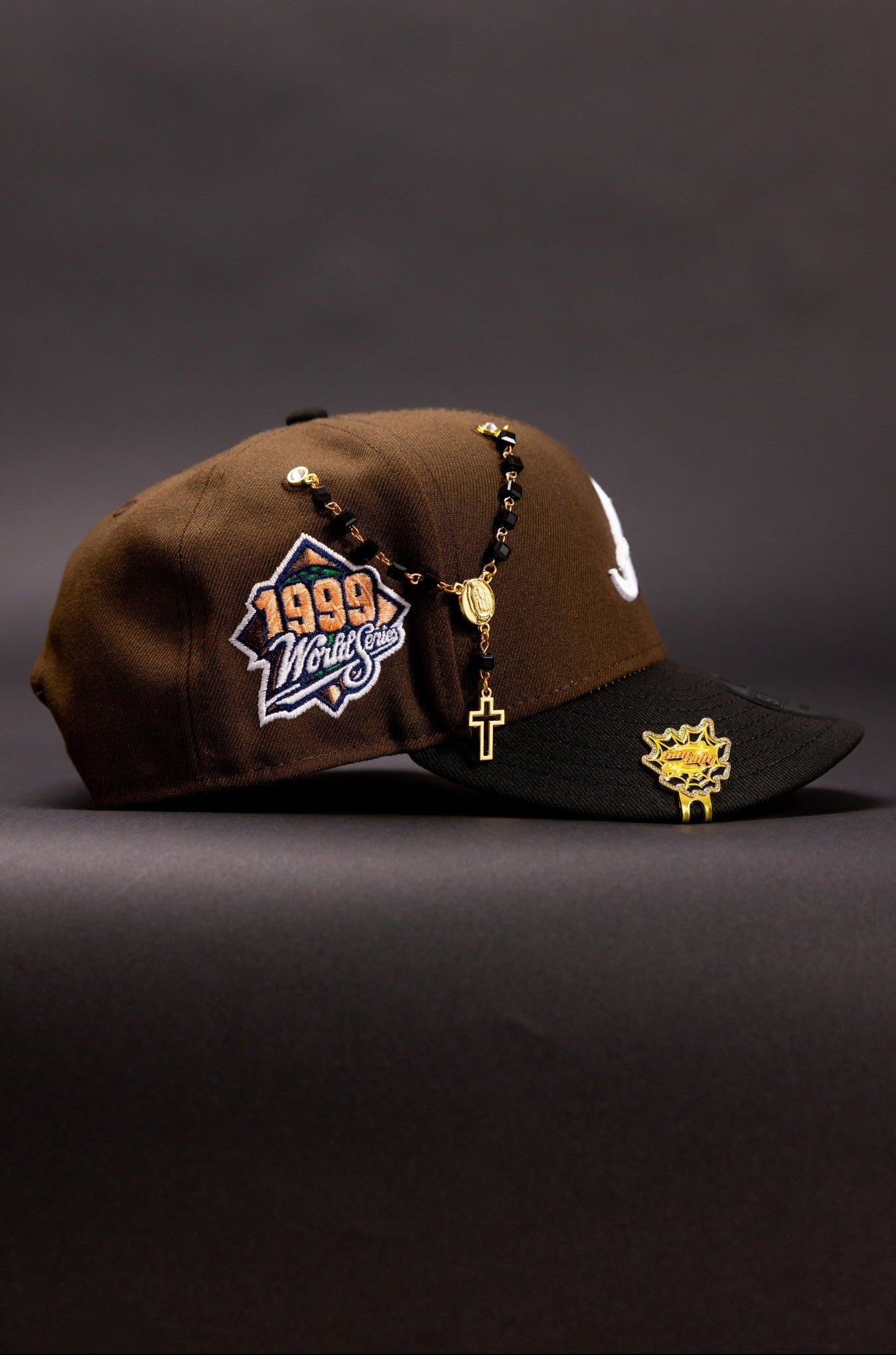 NEW ERA EXCLUSIVE 9FIFTY BROWN/BLACK ATLANTA BRAVES SNAPBACK W/ 1999 WORLD SERIES SIDE PATCH