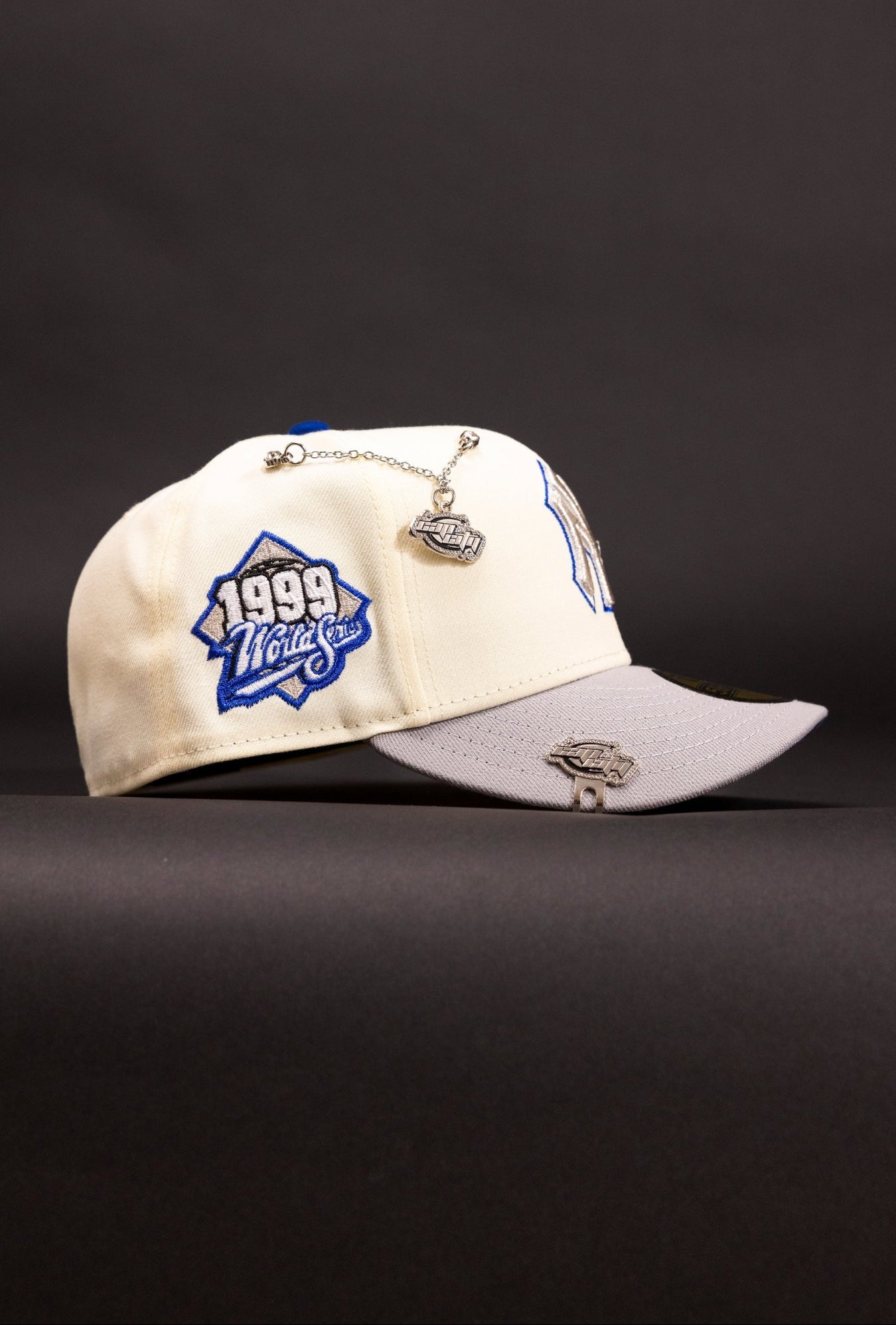 NEW ERA EXCLUSIVE 59FIFTY CHROME/GREY NEW YORK YANKEES W/ 1999 WORLD SERIES SIDE PATCH