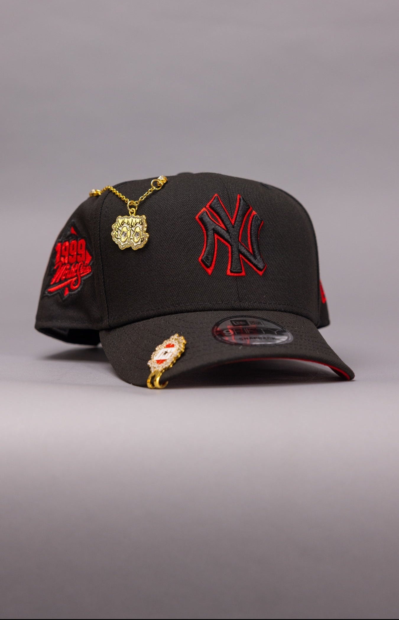 NEW ERA EXCLUSIVE 9FIFTY BLACKED OUT NEW YORK YANKEES SNAPBACK W/ 1999 WORLD SERIES SIDE PATCH