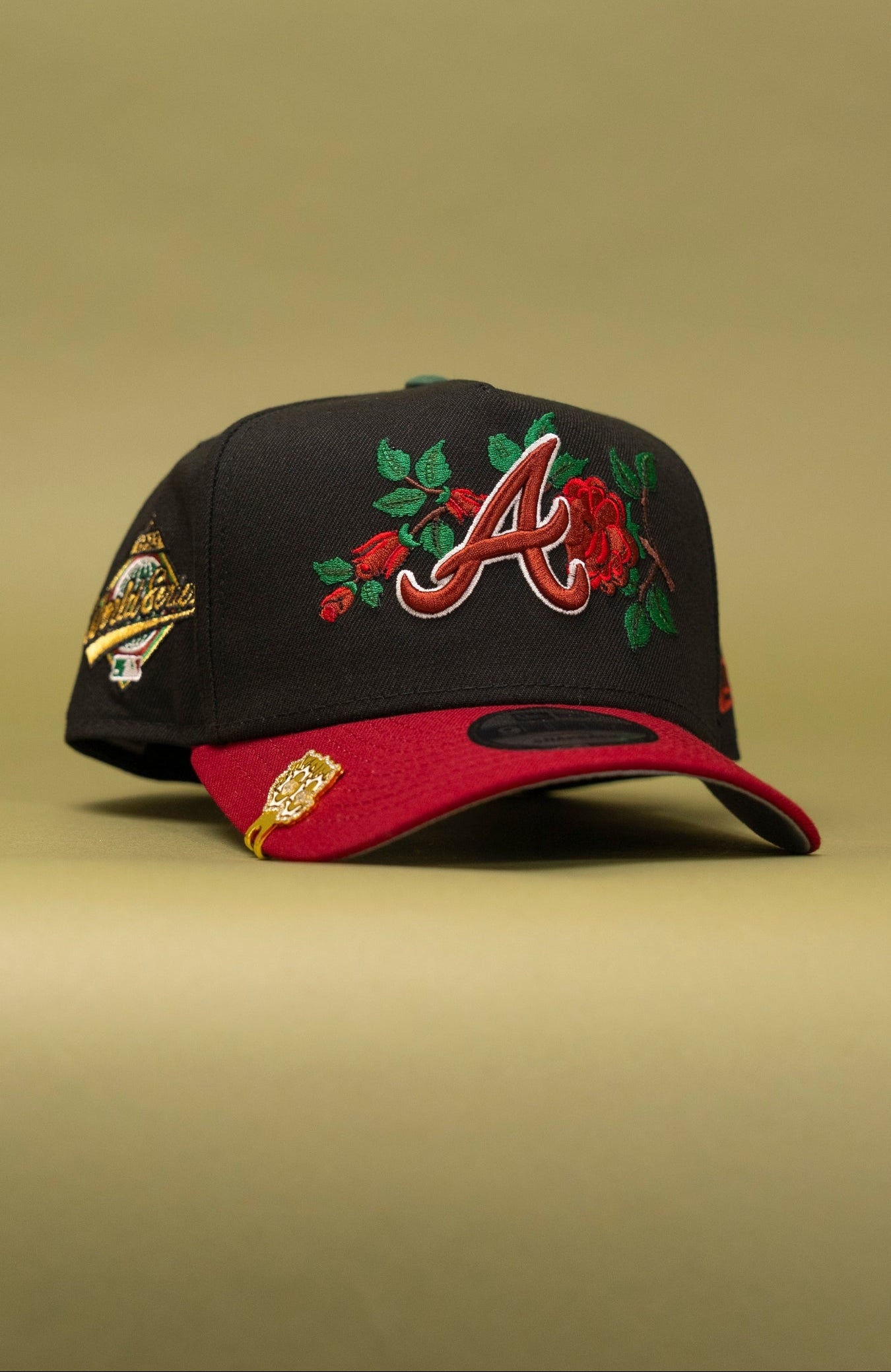 NEW ERA 9FIFTY A-FRAME BLACK/BURGUNDY ATLANTA BRAVES SNAPBACK W/ ROSE + 1999 WORLD SERIES SIDE PATCH