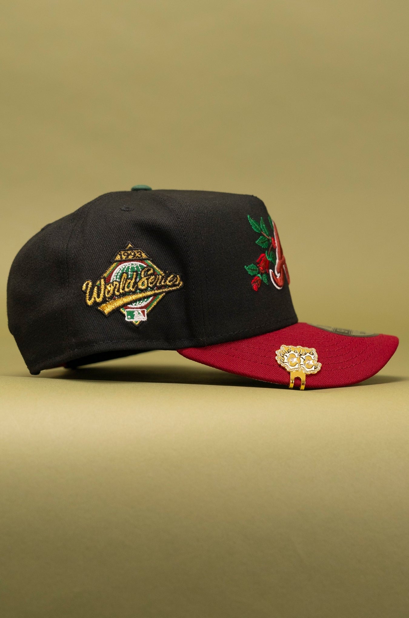 NEW ERA 9FIFTY A-FRAME BLACK/BURGUNDY ATLANTA BRAVES SNAPBACK W/ ROSE + 1999 WORLD SERIES SIDE PATCH