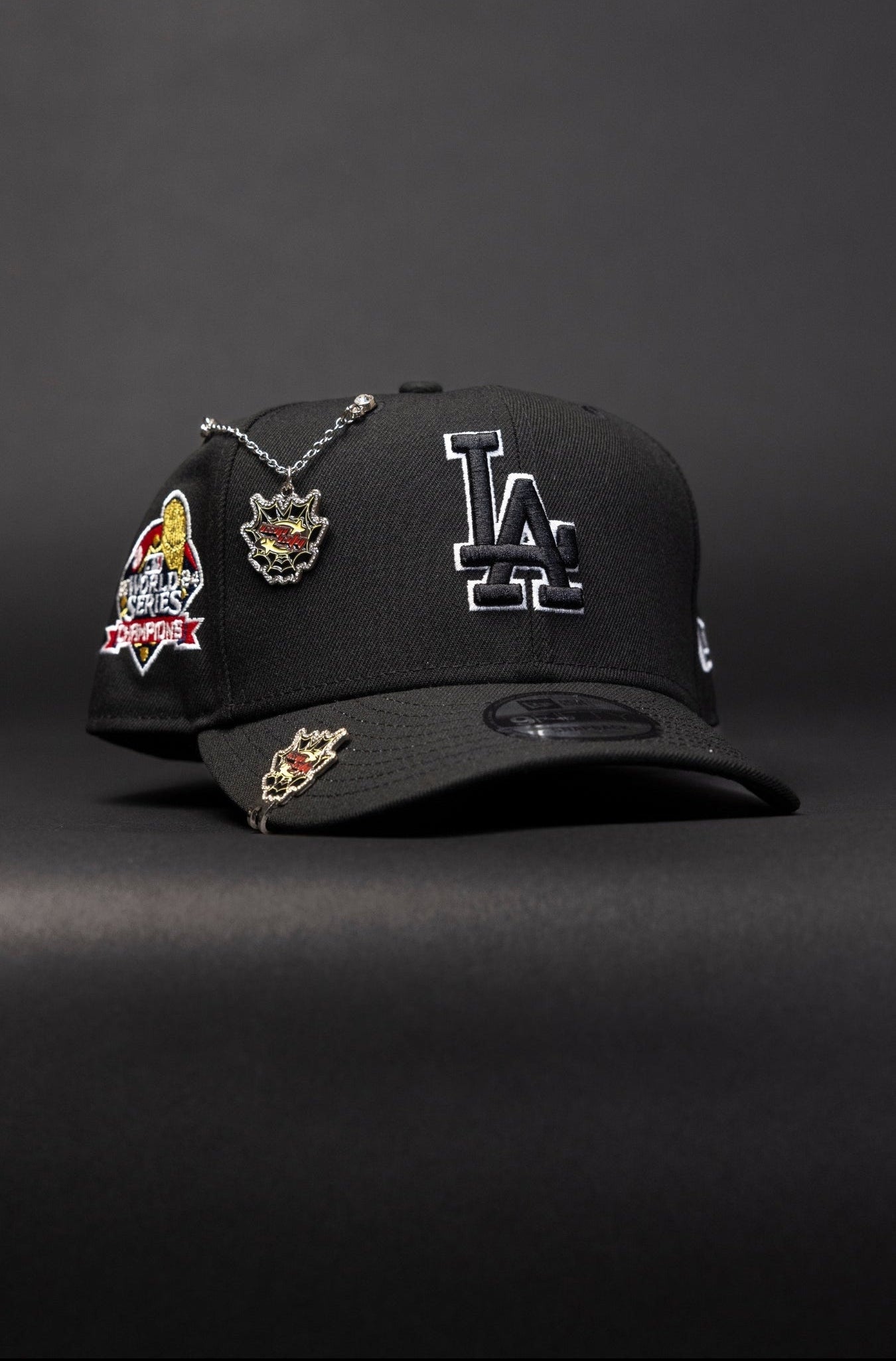 NEW ERA EXCLUSIVE 9FIFTY BLACK LOS ANGELES DODGERS SNAPBACK W/ OUTLINE + WORLD SERIES CHAMPIONS SIDE PATCH