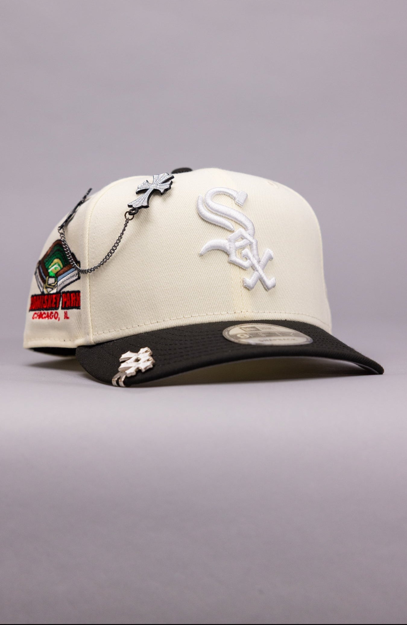NEW ERA EXCLUSIVE 9FIFTY CHROME/BLACK CHICAGO WHITE SOX SNAPBACK W/ COMISKEY PARK SIDE PATCH