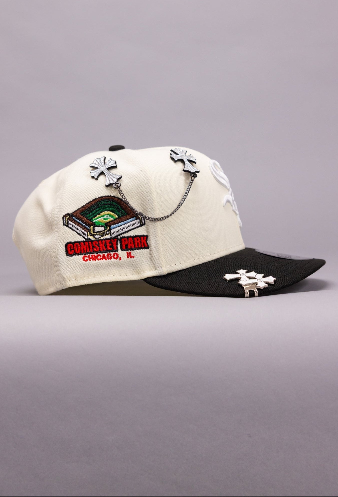 NEW ERA EXCLUSIVE 9FIFTY CHROME/BLACK CHICAGO WHITE SOX SNAPBACK W/ COMISKEY PARK SIDE PATCH