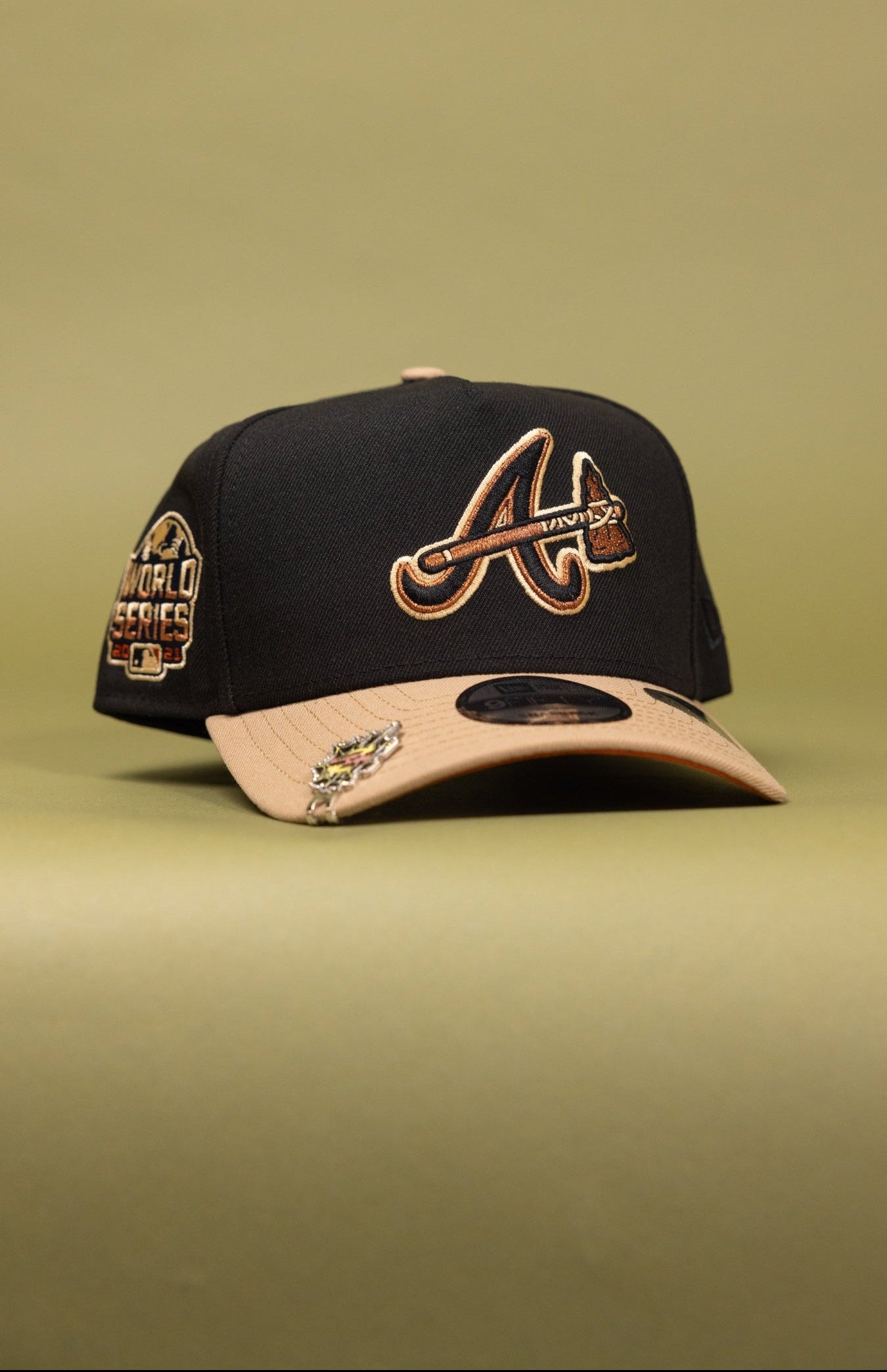 NEW ERA 9FIFTY A-FRAME BLACK/BEIGE ATLANTA BRAVES W/ WORLD SERIES SIDE PATCH