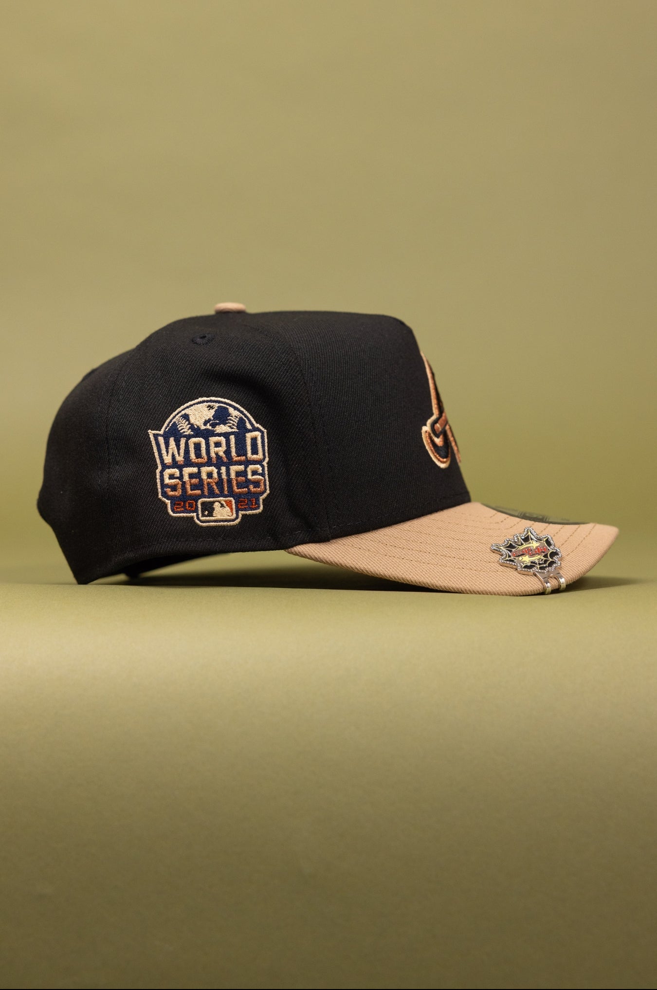 NEW ERA 9FIFTY A-FRAME BLACK/BEIGE ATLANTA BRAVES W/ WORLD SERIES SIDE PATCH