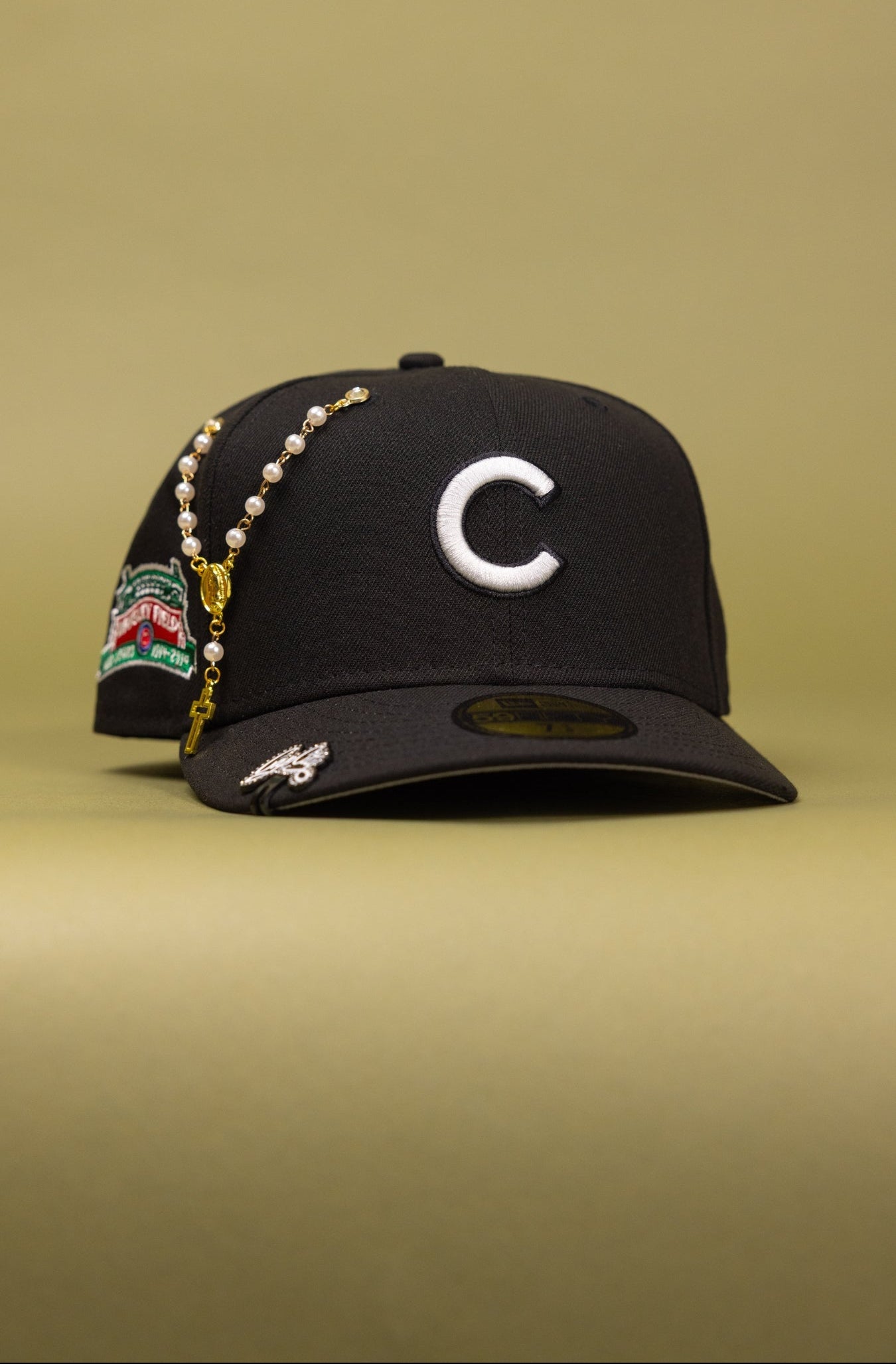NEW ERA EXCLUSIVE 59FIFTY BLACK CHICAGO CUBS W/ WRIGLEY FIELD SIDE PATCH