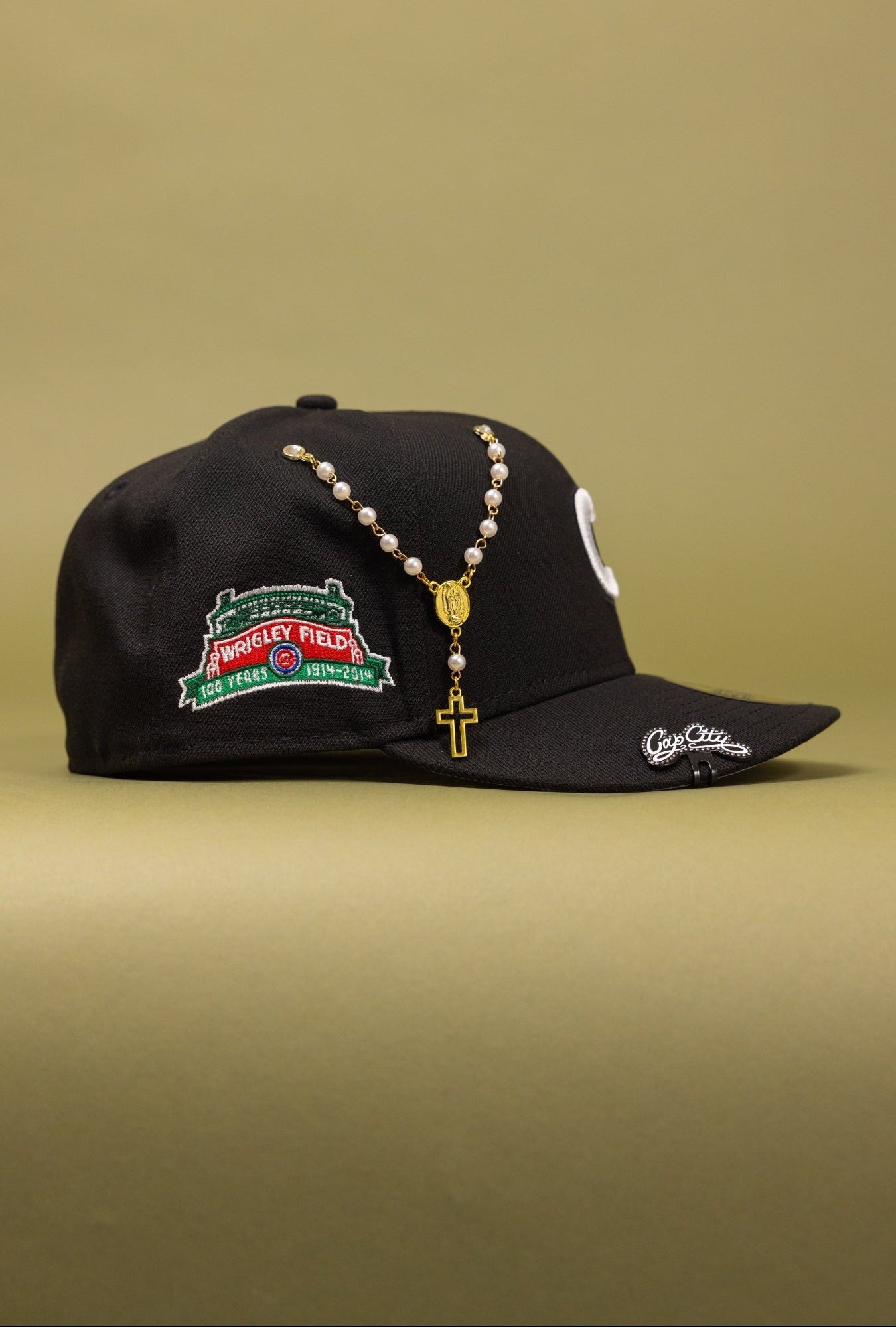NEW ERA EXCLUSIVE 59FIFTY BLACK CHICAGO CUBS W/ WRIGLEY FIELD SIDE PATCH