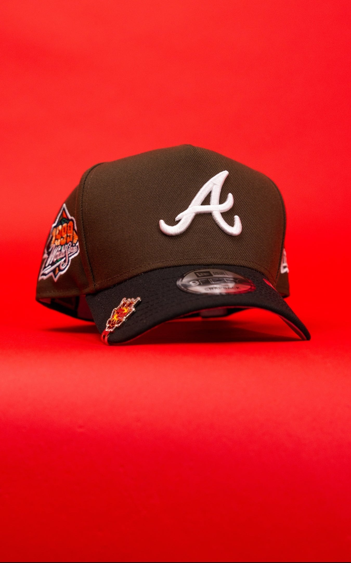 NEW ERA 9FIFTY A-FRAME BROWN/BLACK ATLANTA BRAVES SNAPBACK W/ 1999 WORLD SERIES SIDE PATCH