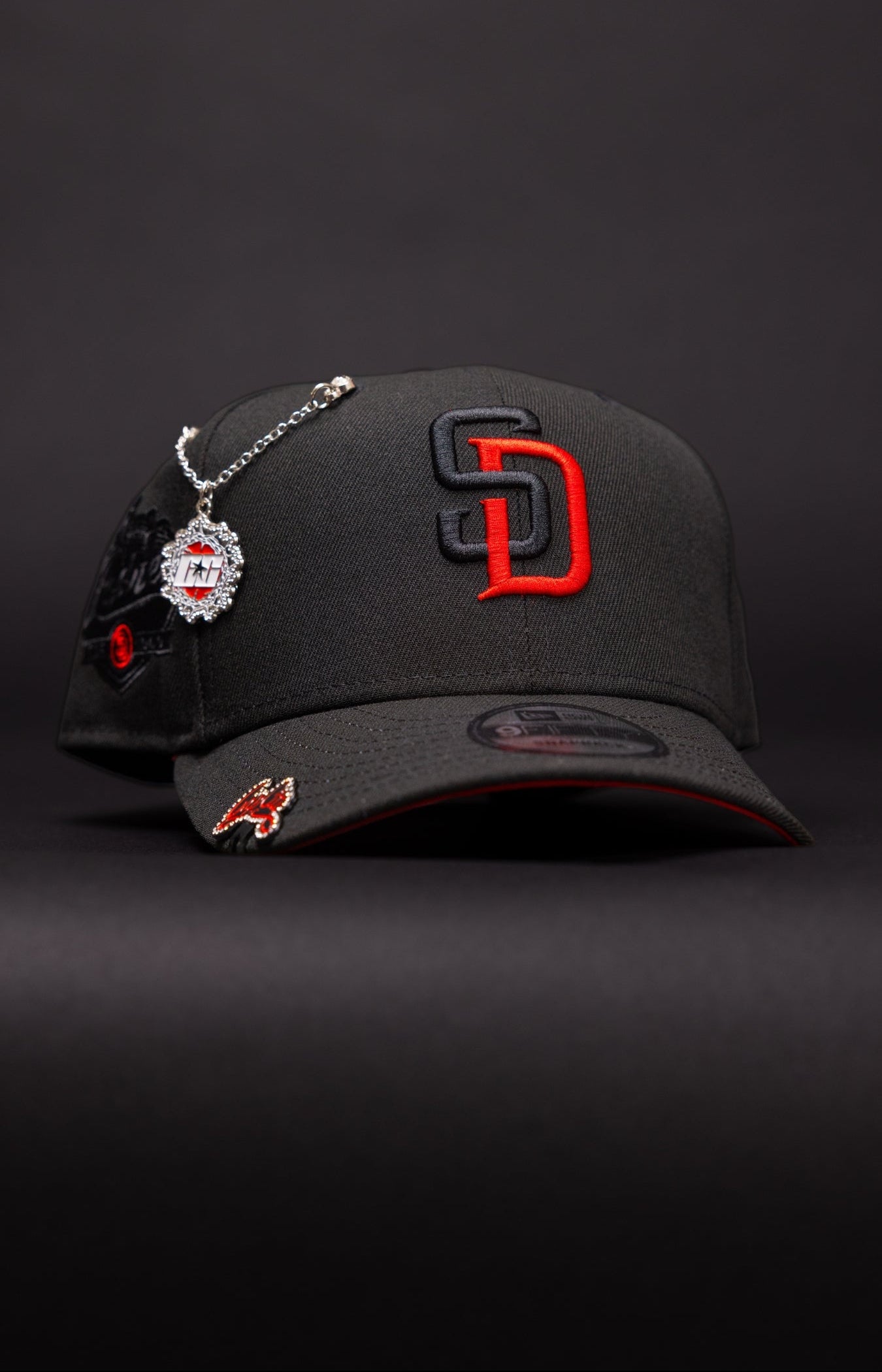 NEW ERA EXCLUSIVE 9FIFTY BLACK SAN DIEGO PADRES SNAPBACK W/ SIDE PATCH
