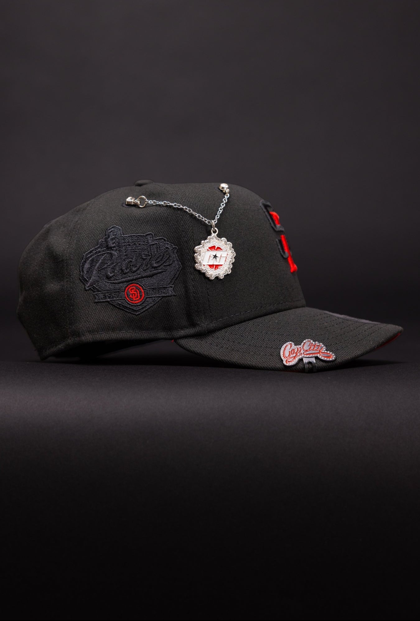 NEW ERA EXCLUSIVE 9FIFTY BLACK SAN DIEGO PADRES SNAPBACK W/ SIDE PATCH