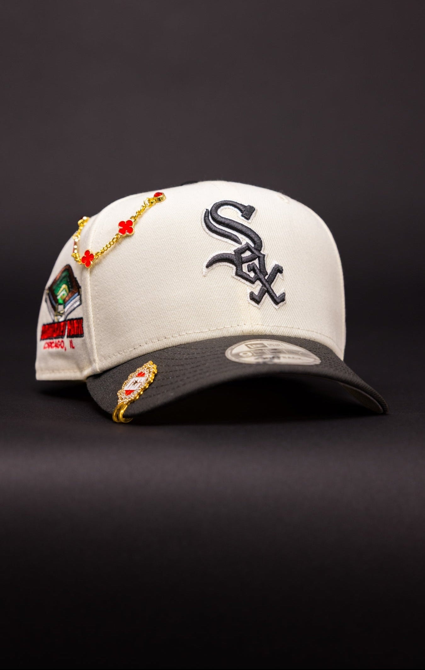 NEW ERA EXCLUSIVE 9FIFTY CHROME/BLACK CHICAGO WHITE SOX SNAPBACK W/ COMISKEY PARK SIDE PATCH