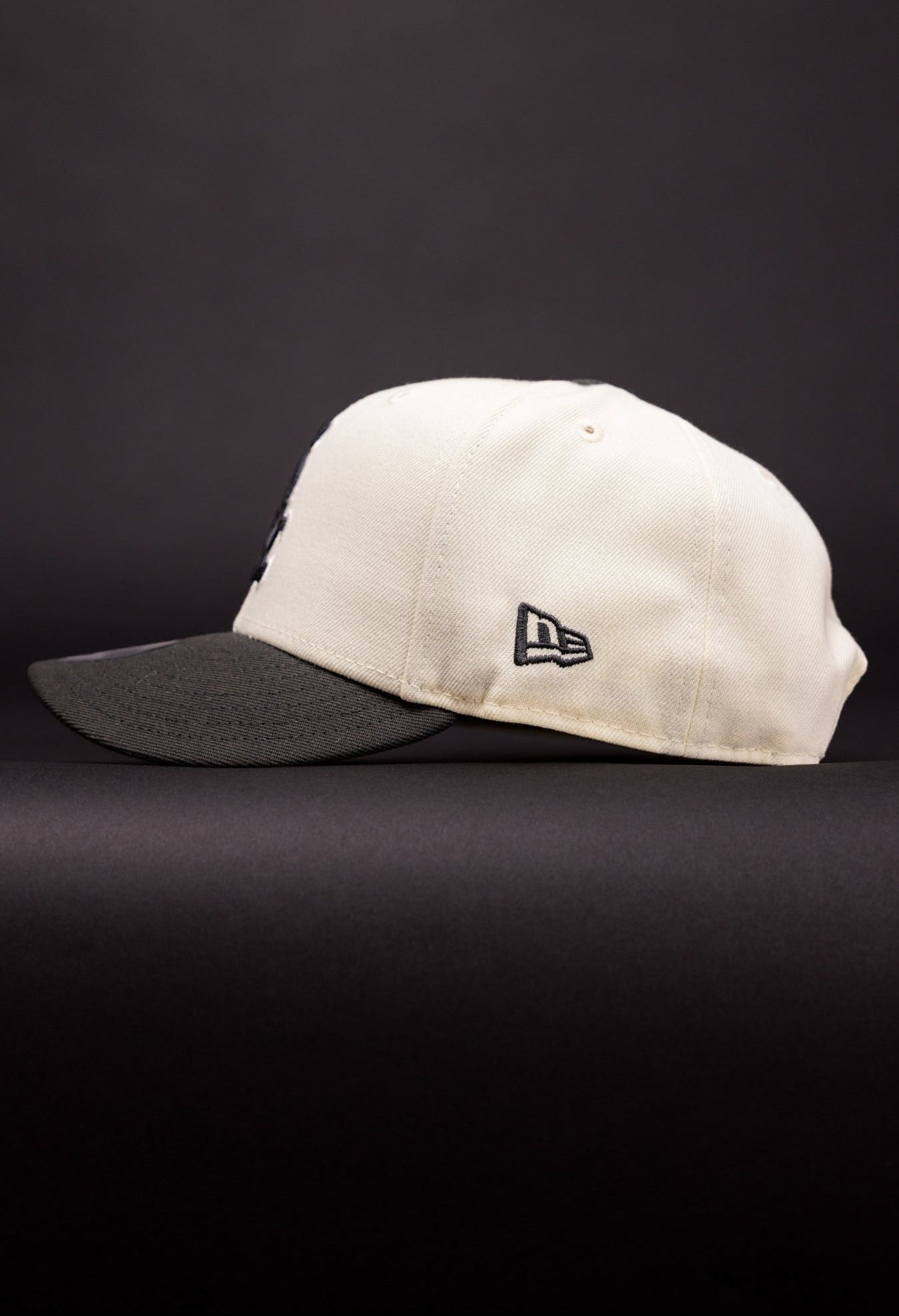 NEW ERA EXCLUSIVE 9FIFTY CHROME/BLACK CHICAGO WHITE SOX SNAPBACK W/ CO