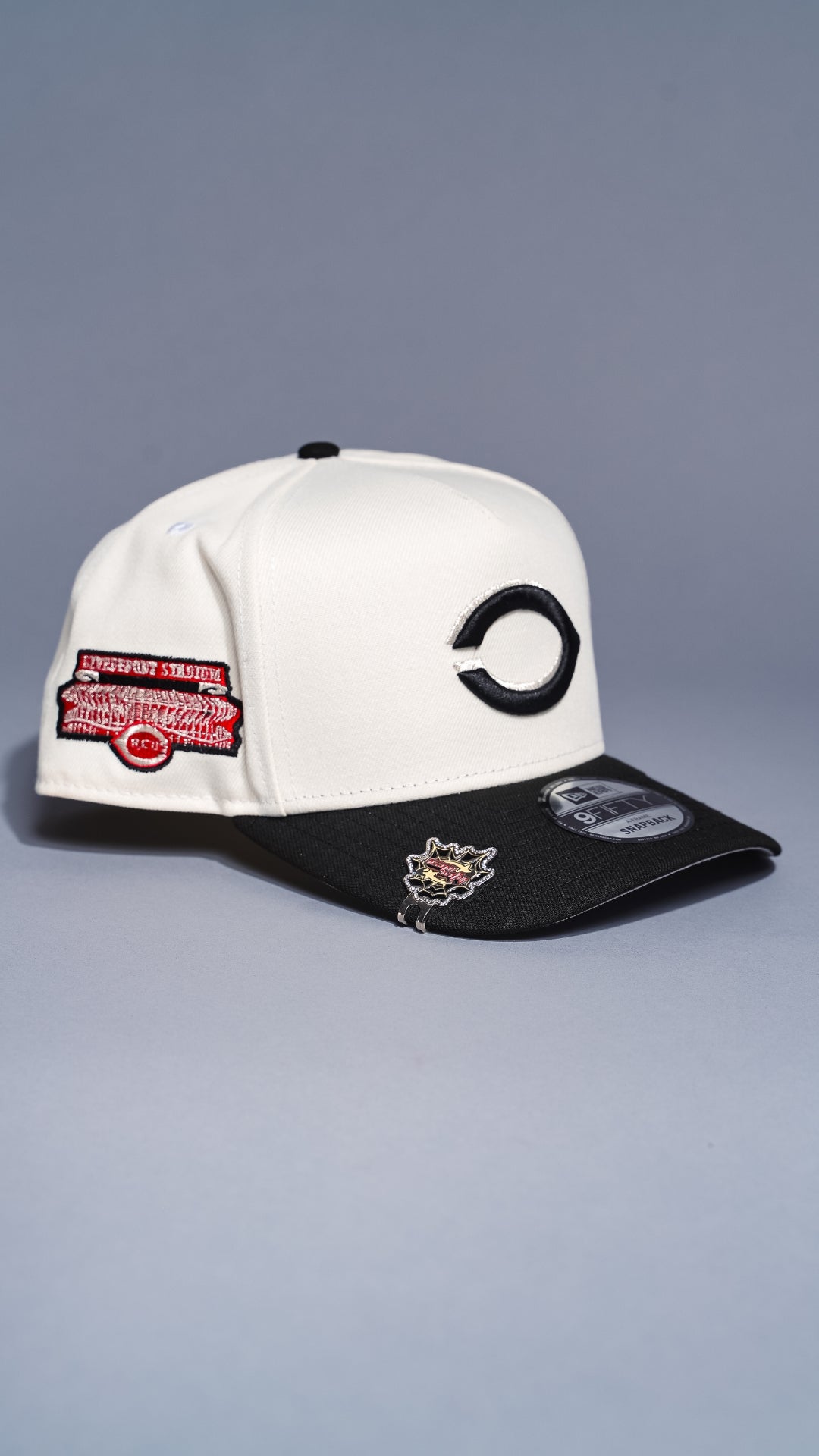 NEW ERA 9FIFTY A-FRAME CHROME/BLACK UPSIDE DOWN CINCINNATI REDS SNAPBACK W/ STADIUM SIDE PATCH