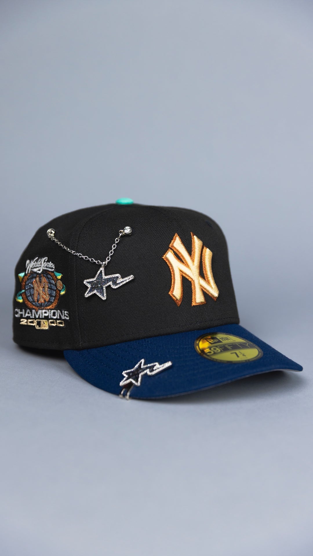 NEW ERA EXCLUSIVE 59FIFTY BLACK/ NAVY NEW YORK YANKEES W/ 2000 WORLD SERIES CHAMPIONS SIDE PATCH