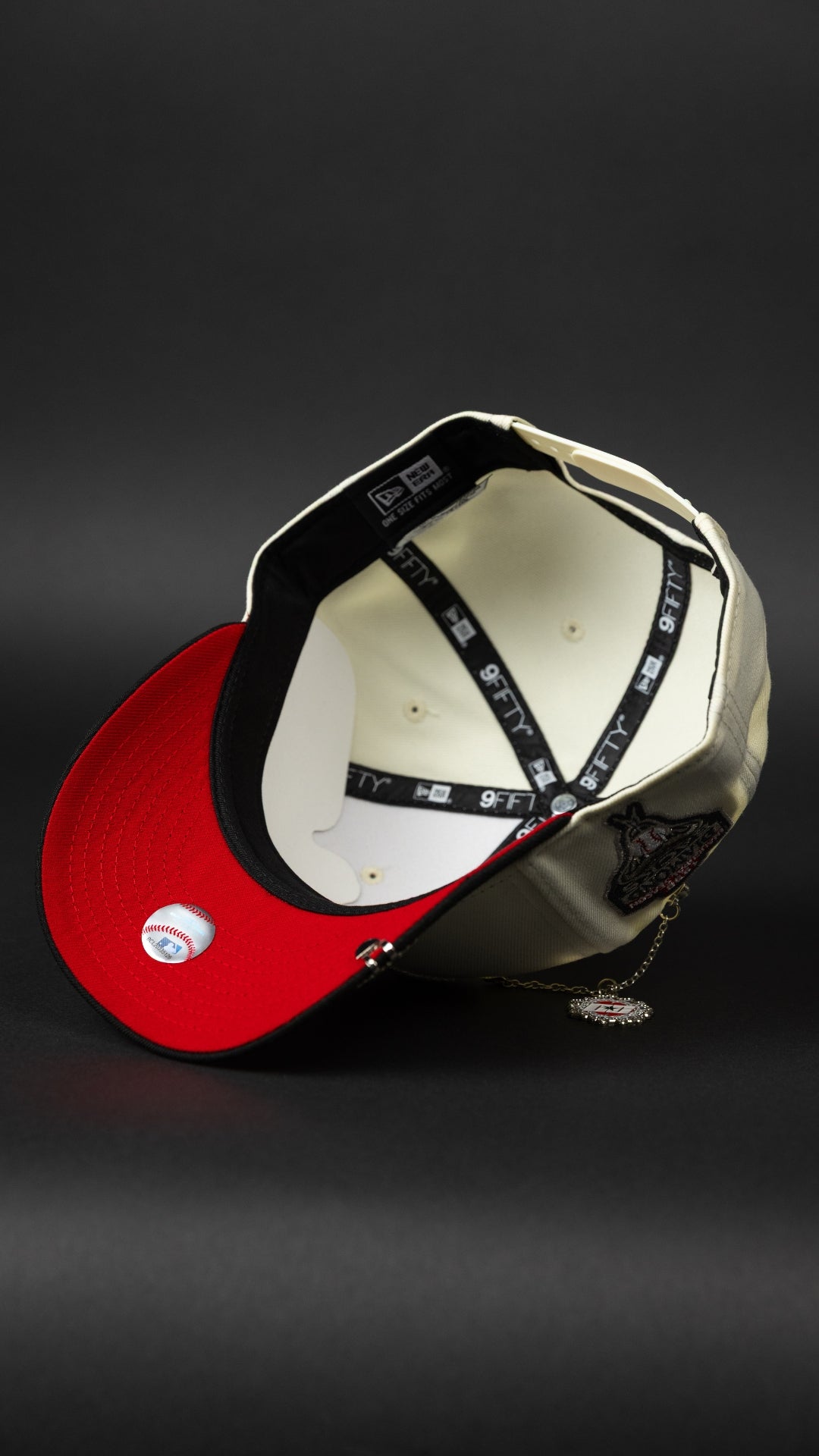 NEW ERA EXCLUSIVE 9FIFTY CHROME/ BLACK UPSIDE DOWN ARIZONA DIAMONDBACKS SNAPBACK W/ 1998 INAUGURAL SEASON PATCH