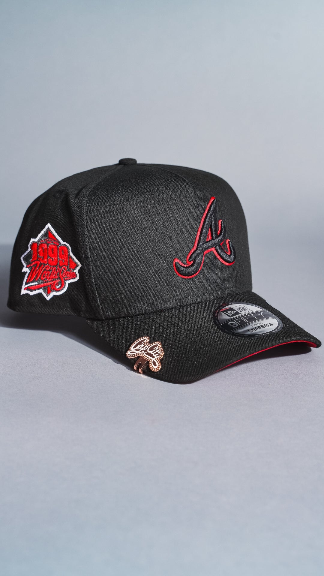 NEW ERA 9FIFTY A-FRAME BLACK ATLANTA BRAVES SNAPBACK W/ OUTLINE + 1999 WORLD SERIES SIDE PATCH