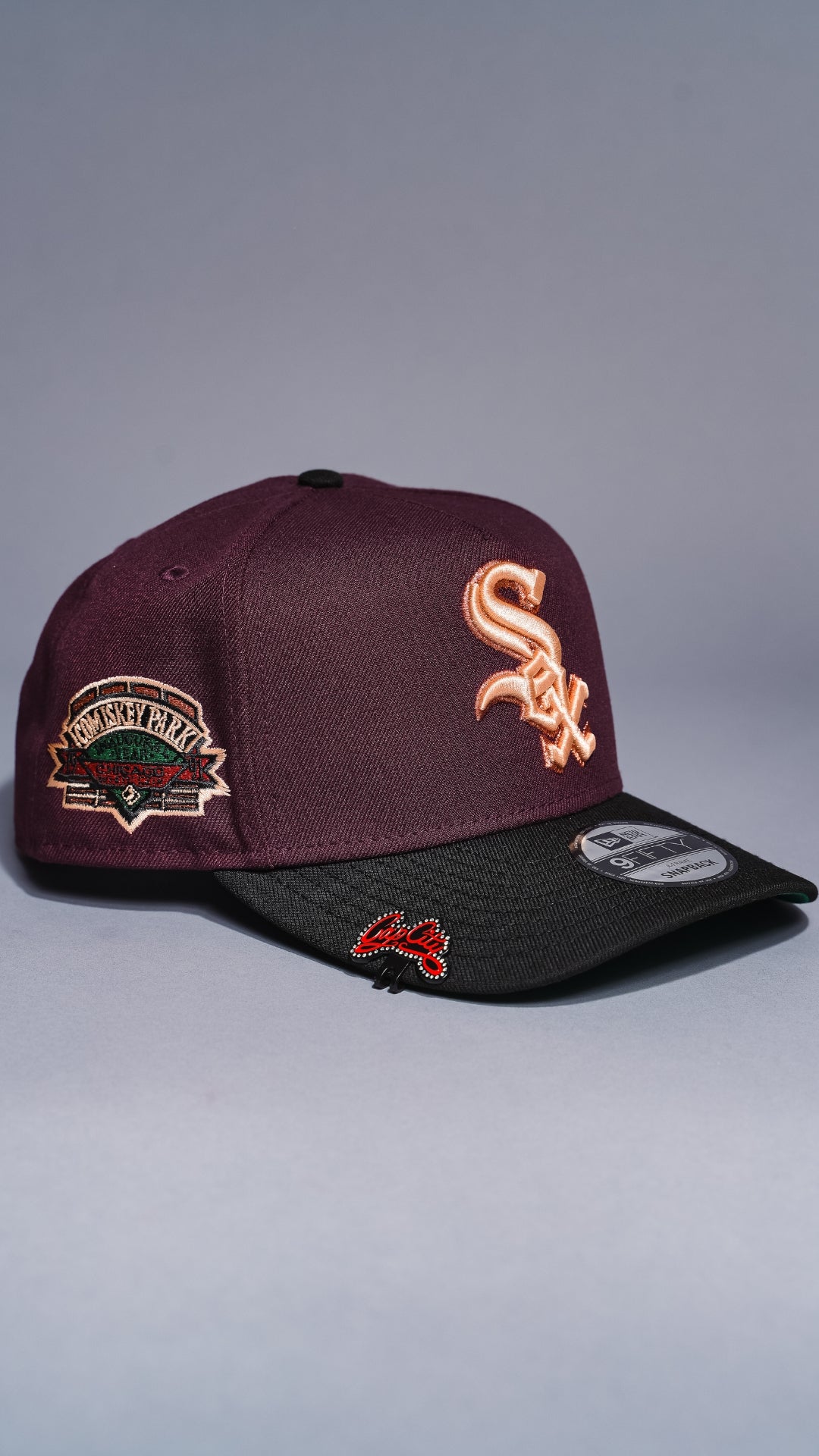 NEW ERA 9FIFTY A-FRAME BURGUNDY/BLACK CHICAGO WHITE SOX SNAPBACK W/ COMISKEY PARK SIDE PATCH