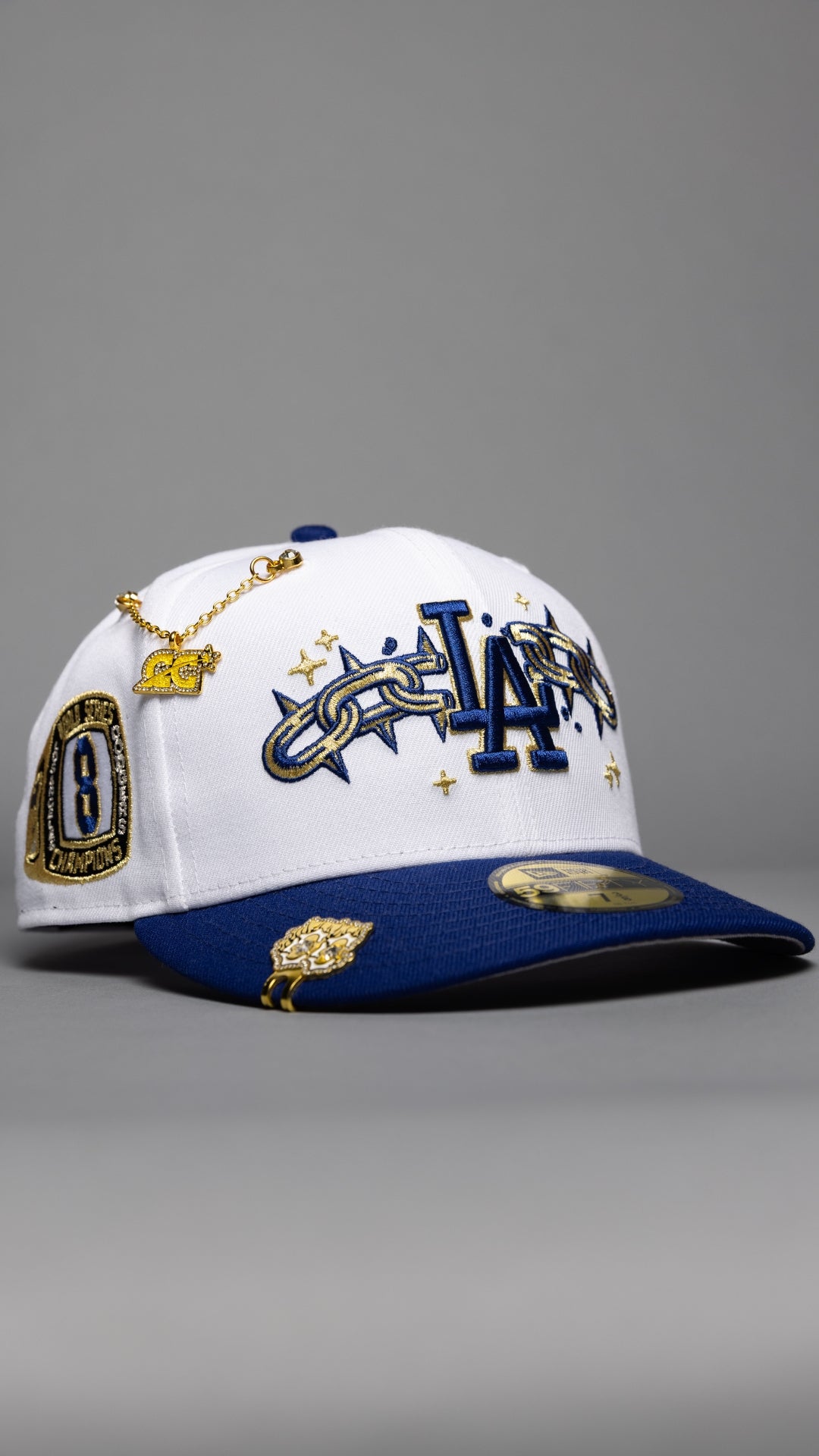 NEW ERA EXCLUSIVE 59FIFTY PEARL WHITE/BLUE LOS ANGELES DODGERS W/ EMBROIDERY + WORLD SERIES CHAMPIONS SIDE PATCH