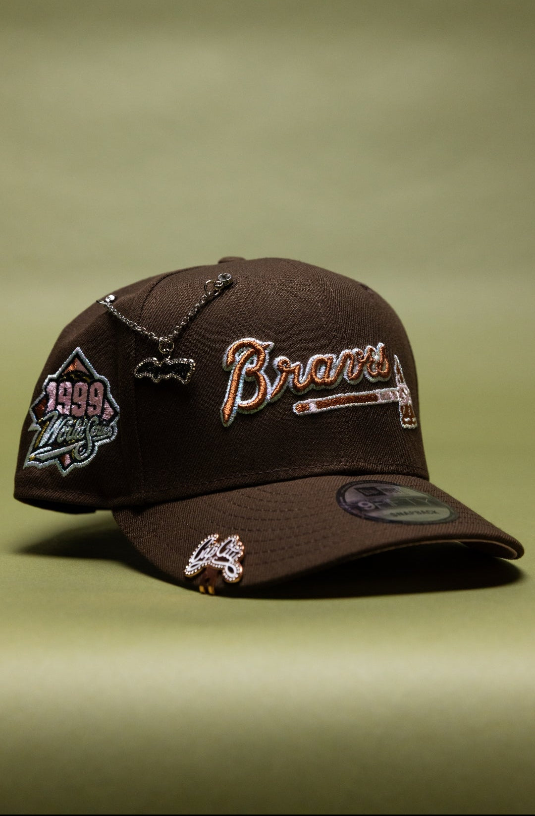 NEW ERA EXCLUSIVE 9FIFTY BROWN ATLANTA BRAVES SCRIPT SNAPBACK W/ 1999 WORLD SERIES SIDE PATCH
