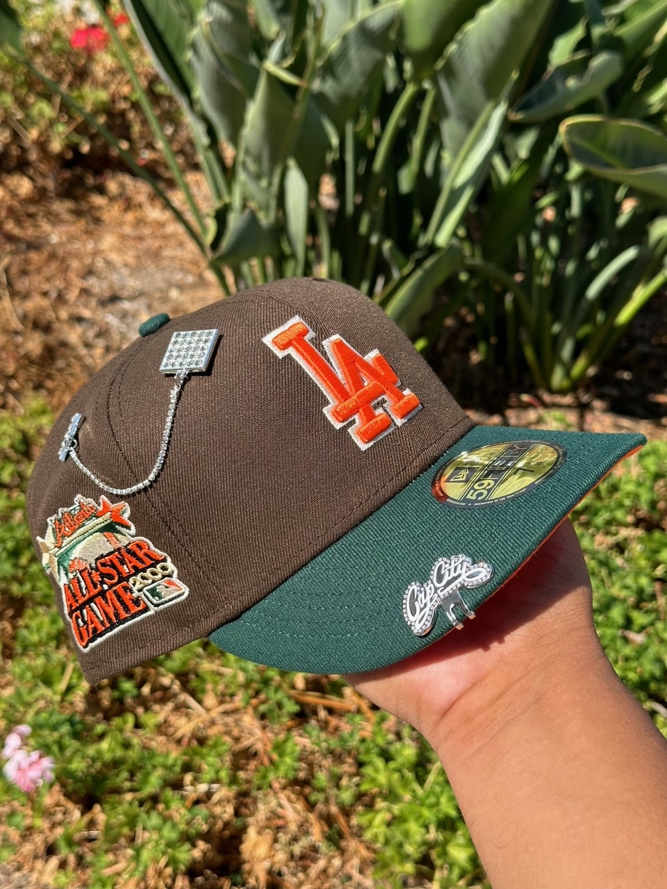 EXCLUSIVO DE NEW ERA 59FIFTY MOCHA/VERDE BOSQUE LOS ANGELES DODGERS CON PARCHE COLISEUM (NARANJA UV)
