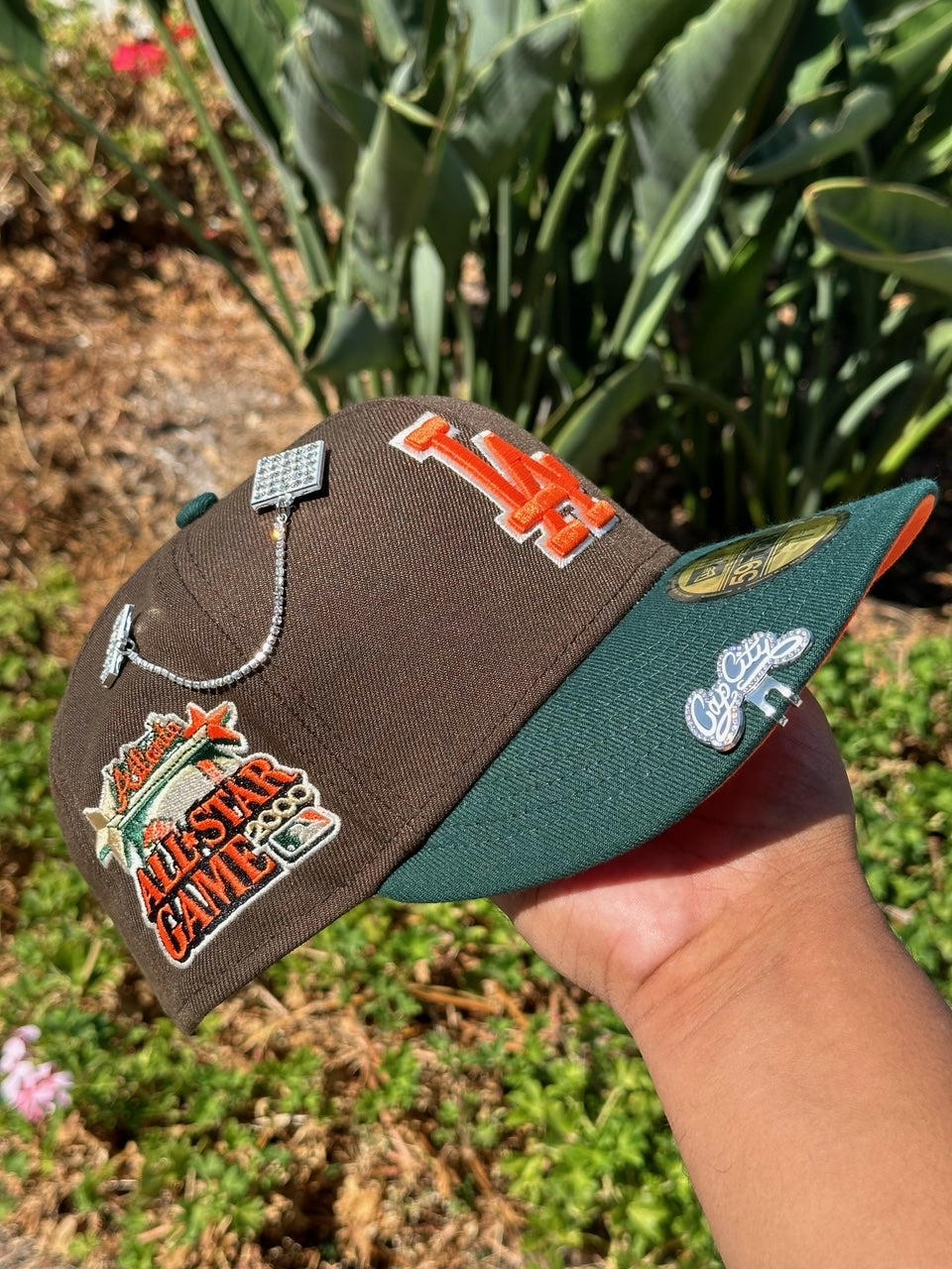 EXCLUSIVO DE NEW ERA 59FIFTY MOCHA/VERDE BOSQUE LOS ANGELES DODGERS CON PARCHE COLISEUM (NARANJA UV)