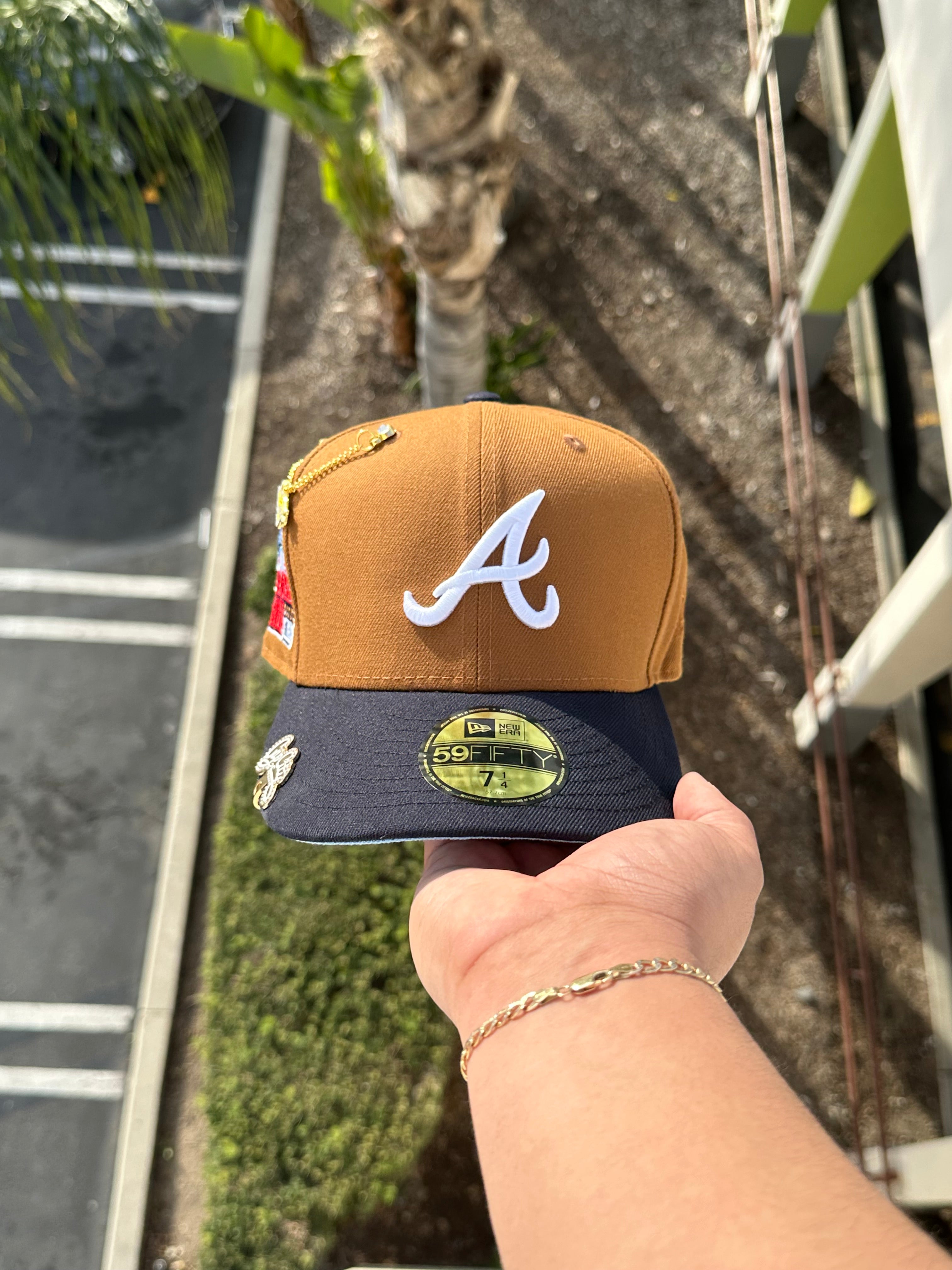 EXCLUSIVO DE NEW ERA 59FIFTY CERRADA KHAKI/NAVY ATLANTA BRAVES CON PARCHE DEL JUEGO ALL STAR 2000 