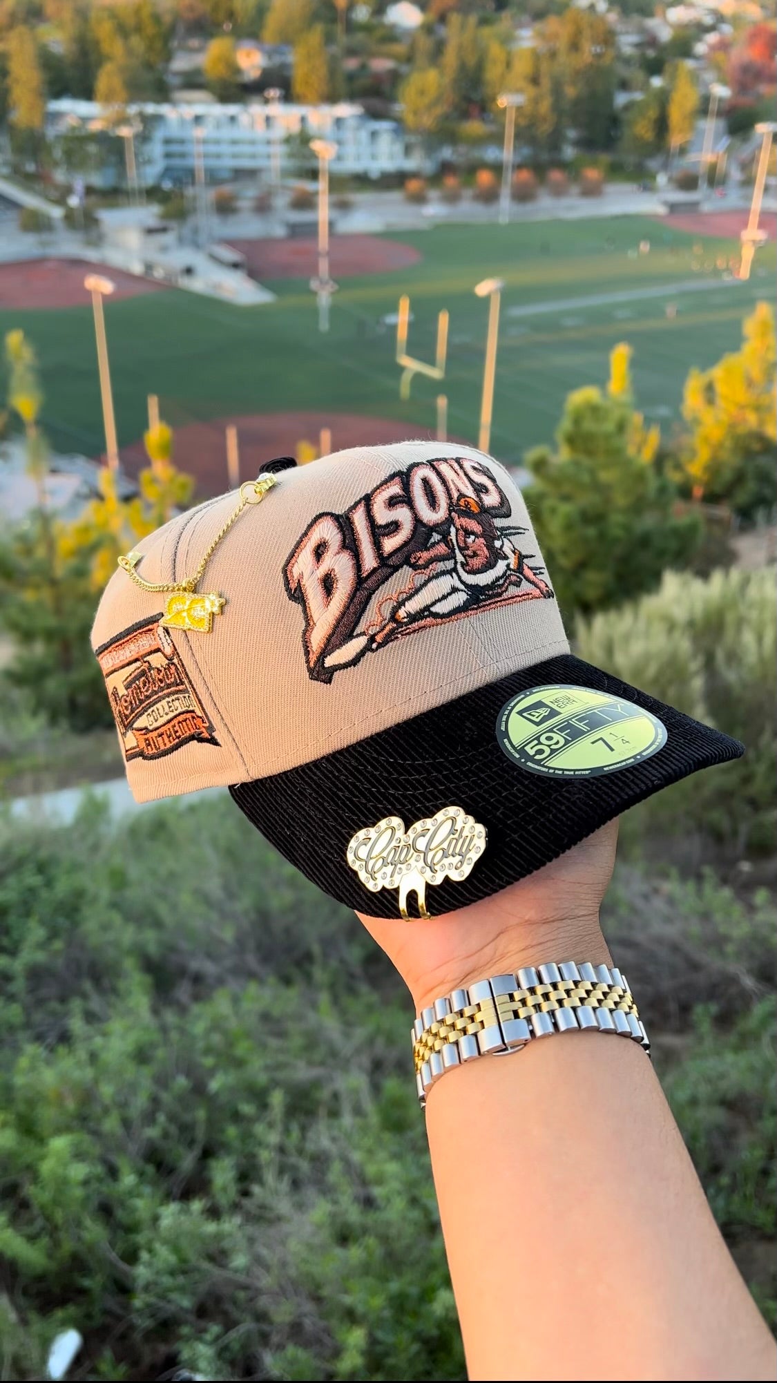 EXCLUSIVO NEW ERA 59FIFTY CERRADA KHAKI/PANA BUFFALO BISONS CON PARCHE DE LA COLECCIÓN HOMETOWN 