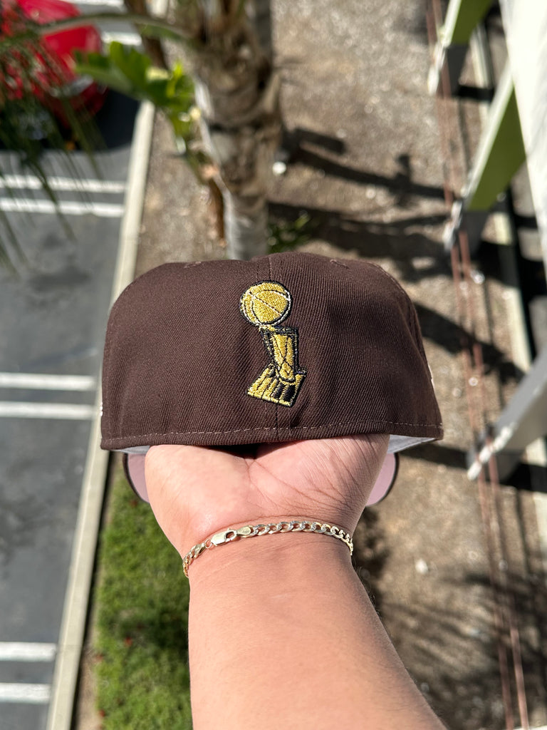 NEW ERA EXCLUSIVE 59FIFTY BROWN UPSIDE DOWN LOS ANGELES LAKERS W/ 60TH ANNIVERSARY PATCH (PINK UV)