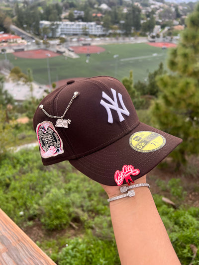 NEW ERA EXCLUSIVE 59FIFTY BROWN NEW YORK YANKEES W/ 2000 SUBWAY SERIES PATCH (PINK UV)