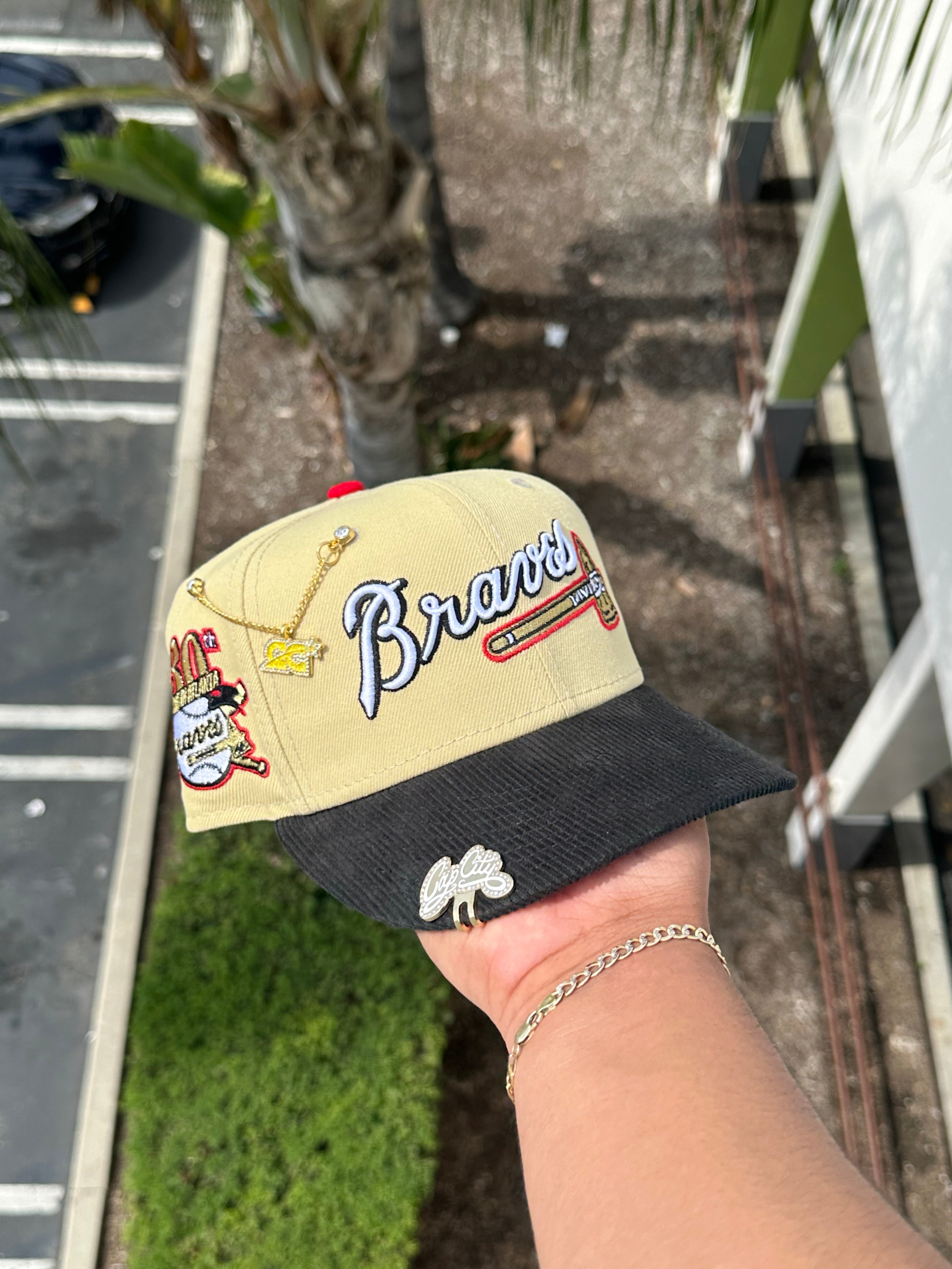 EXCLUSIVO DE NEW ERA 59FIFTY CREMA/PANA ATLANTA BRAVES CON PARCHE DEL 30 ANIVERSARIO 