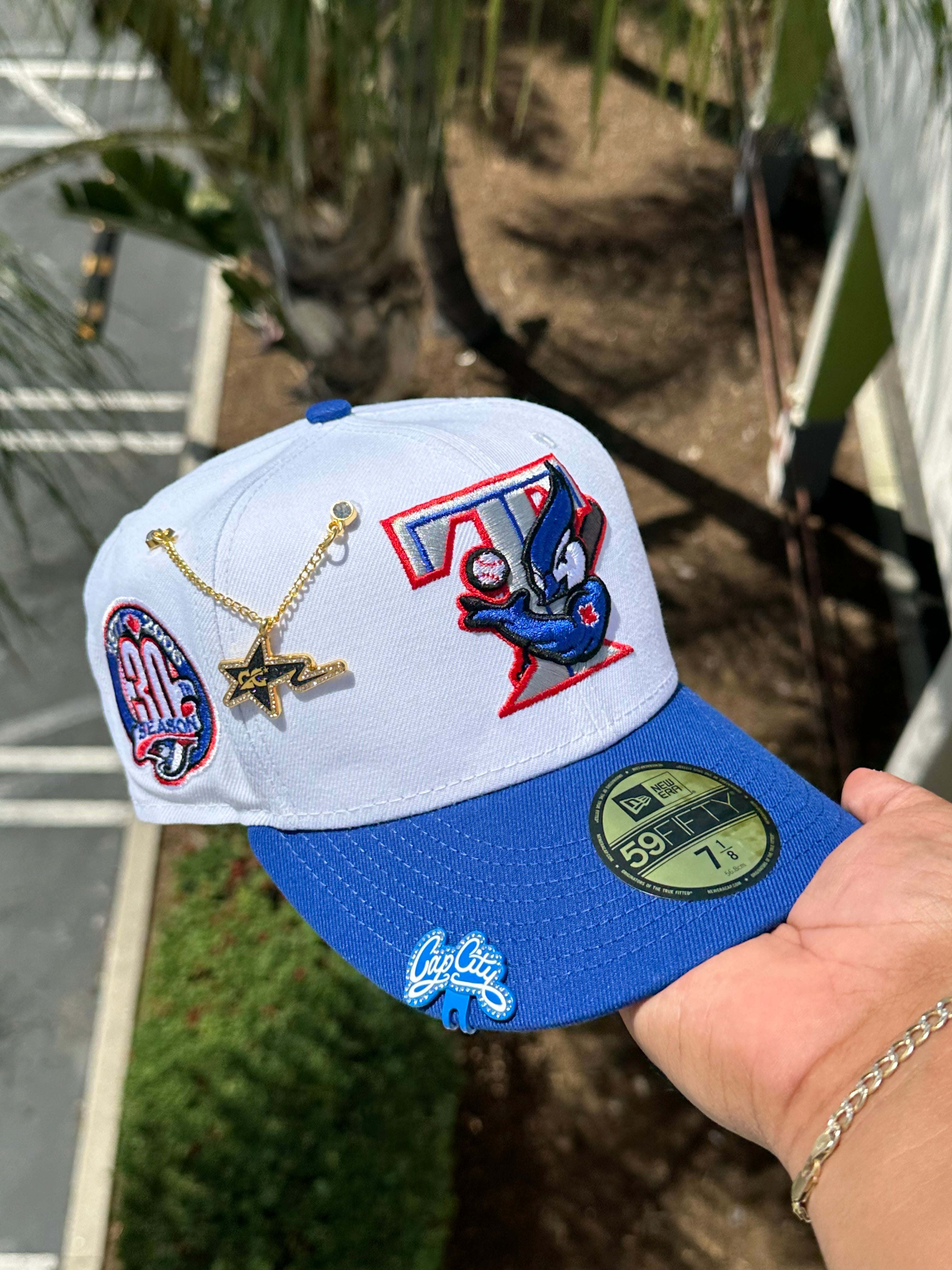 NEW ERA EXCLUSIVE 59FIFTY CHROME WHITE/BLUE TORONTO BLUE JAYS CON PARCHE DE LA TEMPORADA 30 