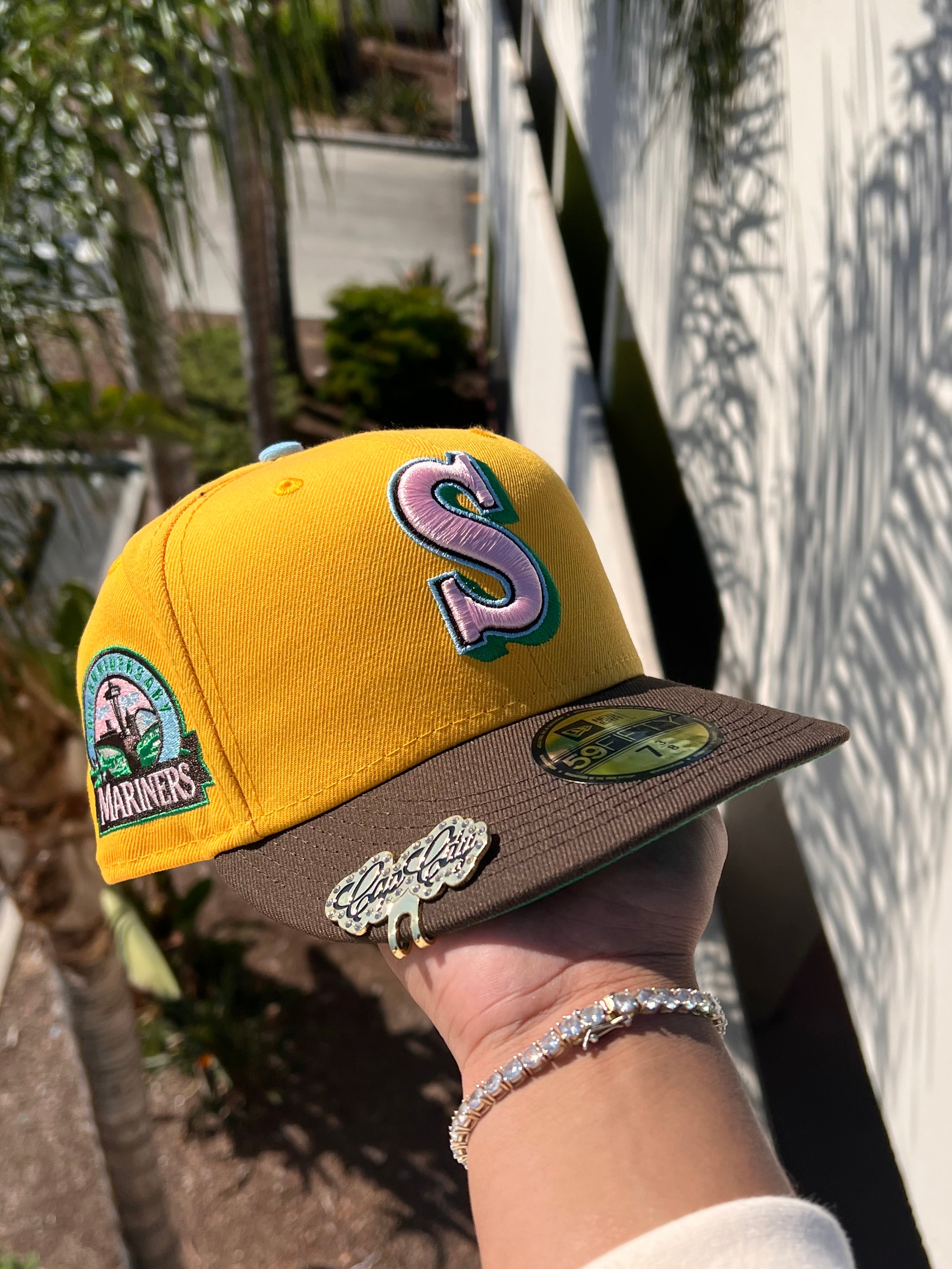 EXCLUSIVO NEW ERA 59FIFTY CERRADA SEATTLE MARINERS EN ORO AMARILLO/NOGAL CON PARCHE DEL 30 ANIVERSARIO 