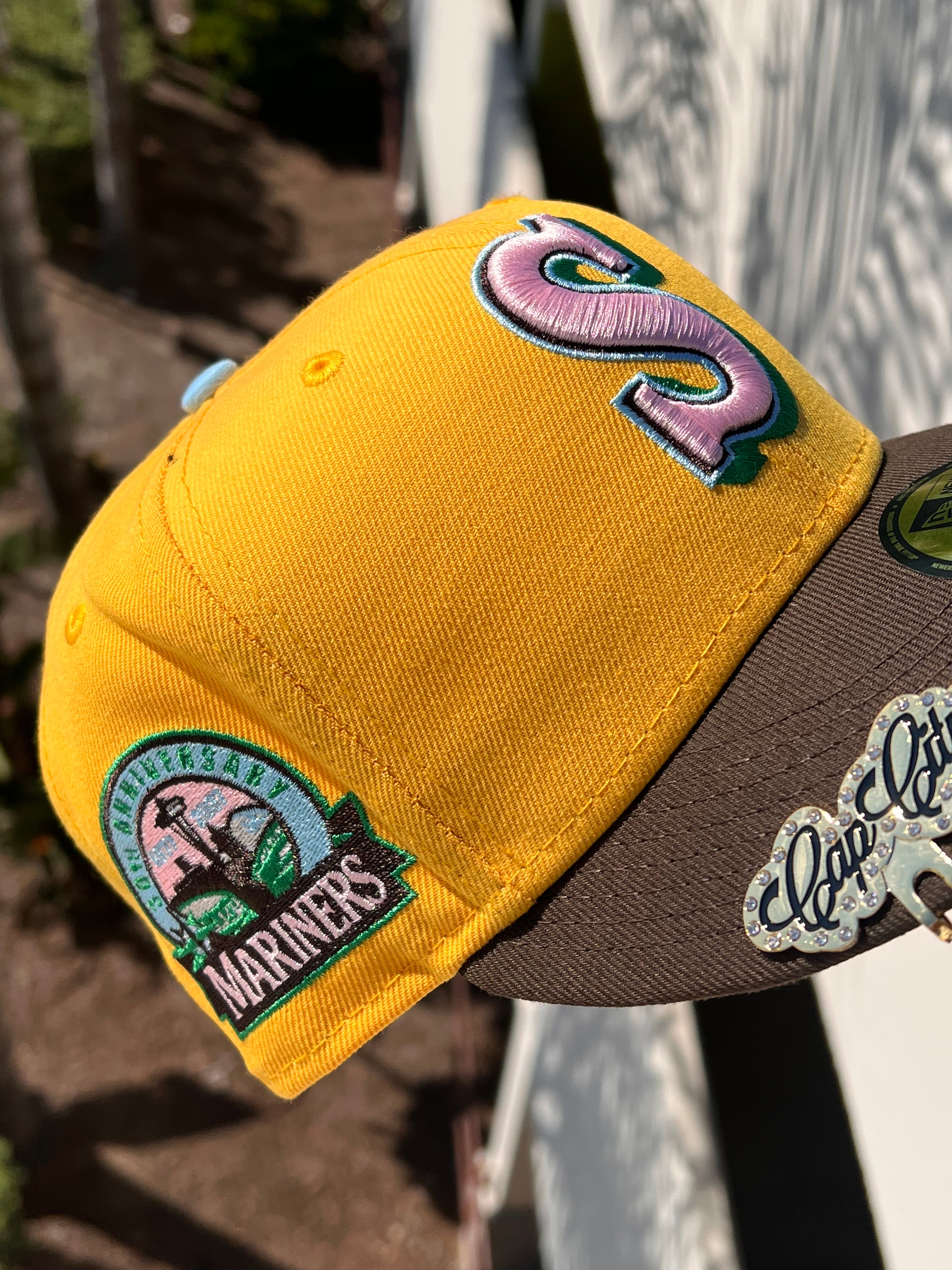 EXCLUSIVO NEW ERA 59FIFTY CERRADA SEATTLE MARINERS EN ORO AMARILLO/NOGAL CON PARCHE DEL 30 ANIVERSARIO 