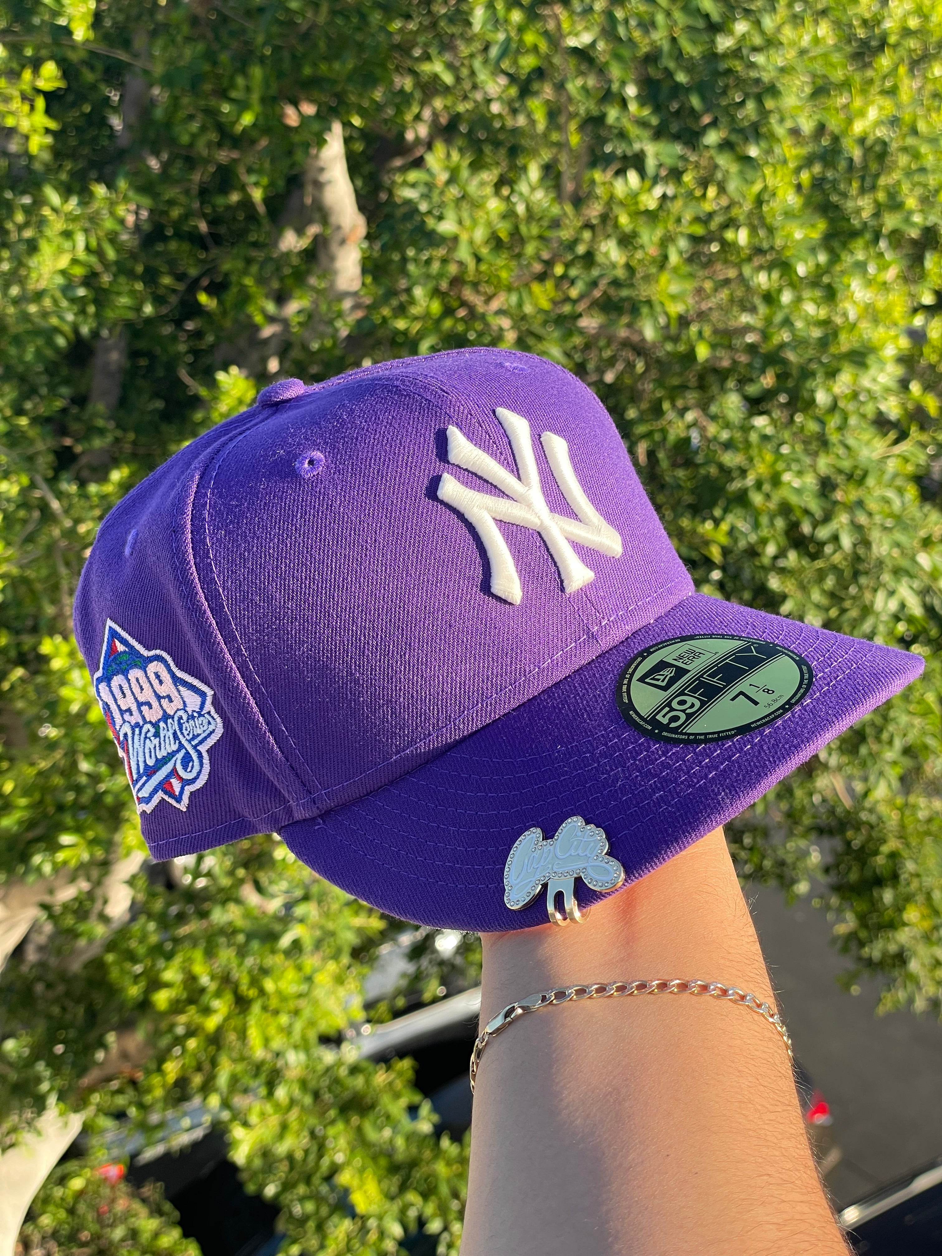 NEW ERA EXCLUSIVE 59FIFTY CERRADA MORADO NEW YORK YANKEES CON PARCHE DE LA SERIE MUNDIAL 1999 