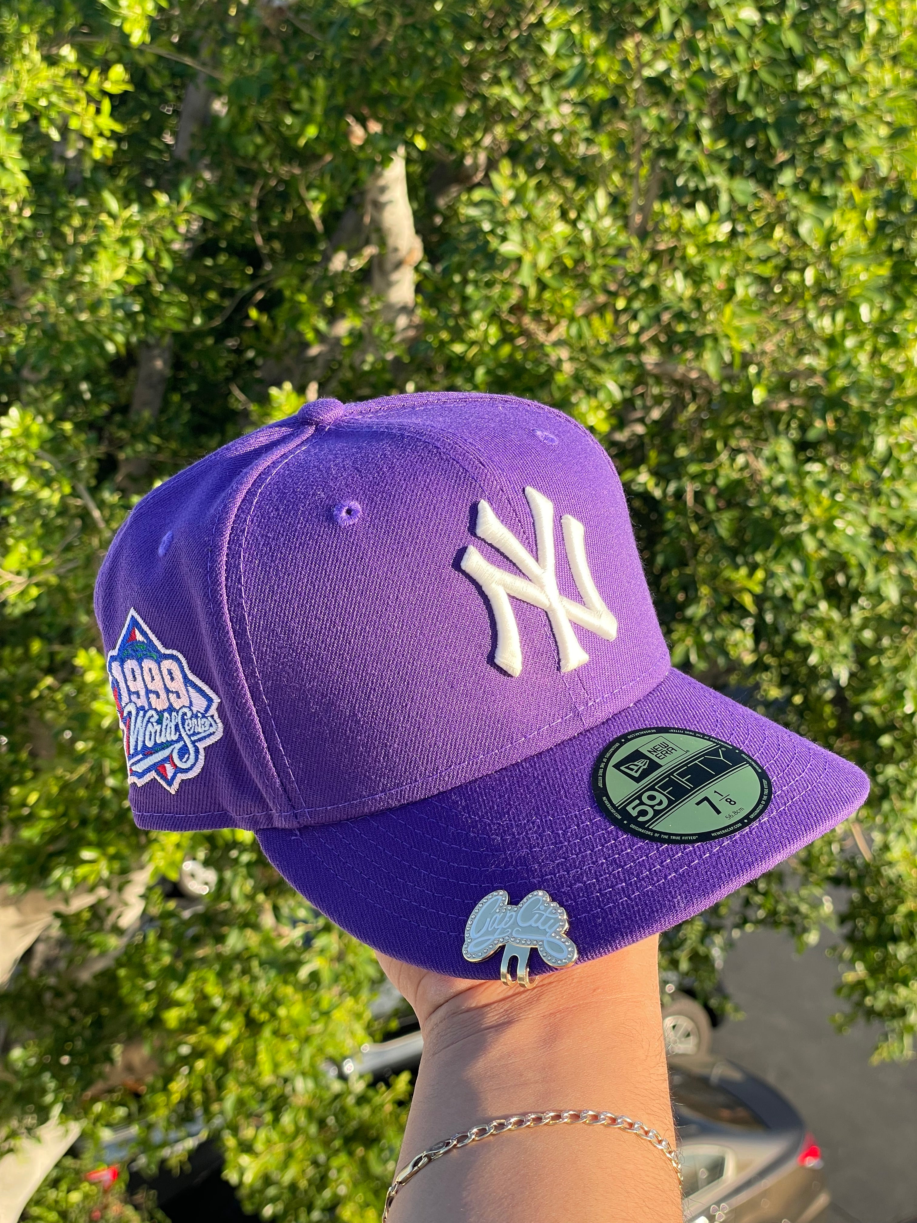 NEW ERA EXCLUSIVE 59FIFTY CERRADA MORADO NEW YORK YANKEES CON PARCHE DE LA SERIE MUNDIAL 1999 