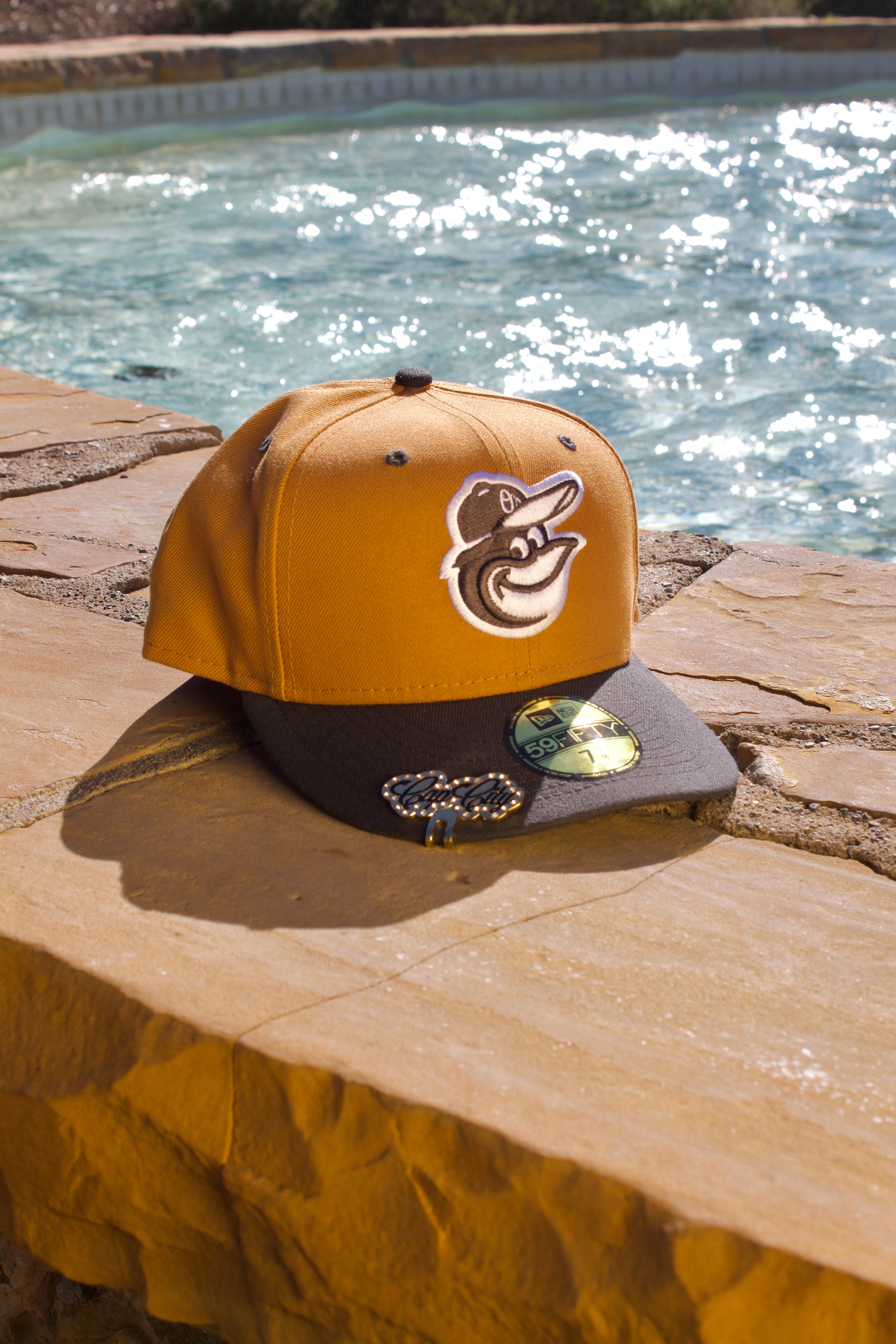 EXCLUSIVO NEW ERA 59FIFTY CERRADA TAN/GRIS BALTIMORE ORIOLES 